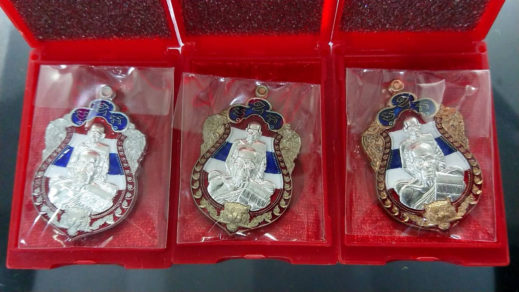 เหรียญเสมาเสือคาบดาบ 3 ครบชุดกรรมการ หน้ากากเงินลงยาสีธงชาติ 5 เหรียญ 5 เนื้อ หลังเสือคู่ หลวงพ่อพัฒน์ วัดห้วยด้วน