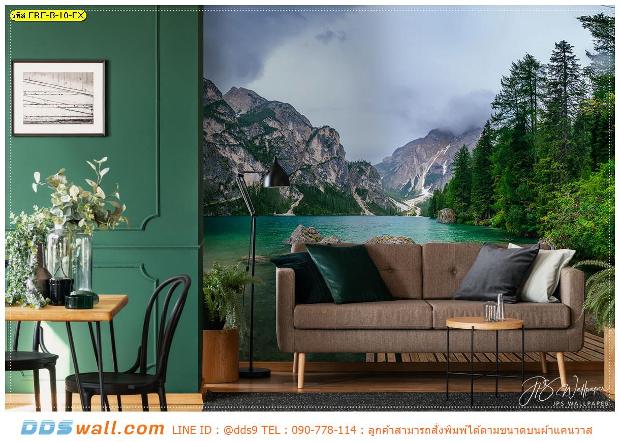 ภาพศิลปะ ผ้าCanvas พิมพ์ลายเทือกเขาพร้อมทะเลสาบสวยๆ และป่าไม้ธรรมชาติ ในห้องนั่งเล่นสุดเก๋ พร้อมโซฟาสีน้ำตาล เฟอร์นิเจอร์ไม้