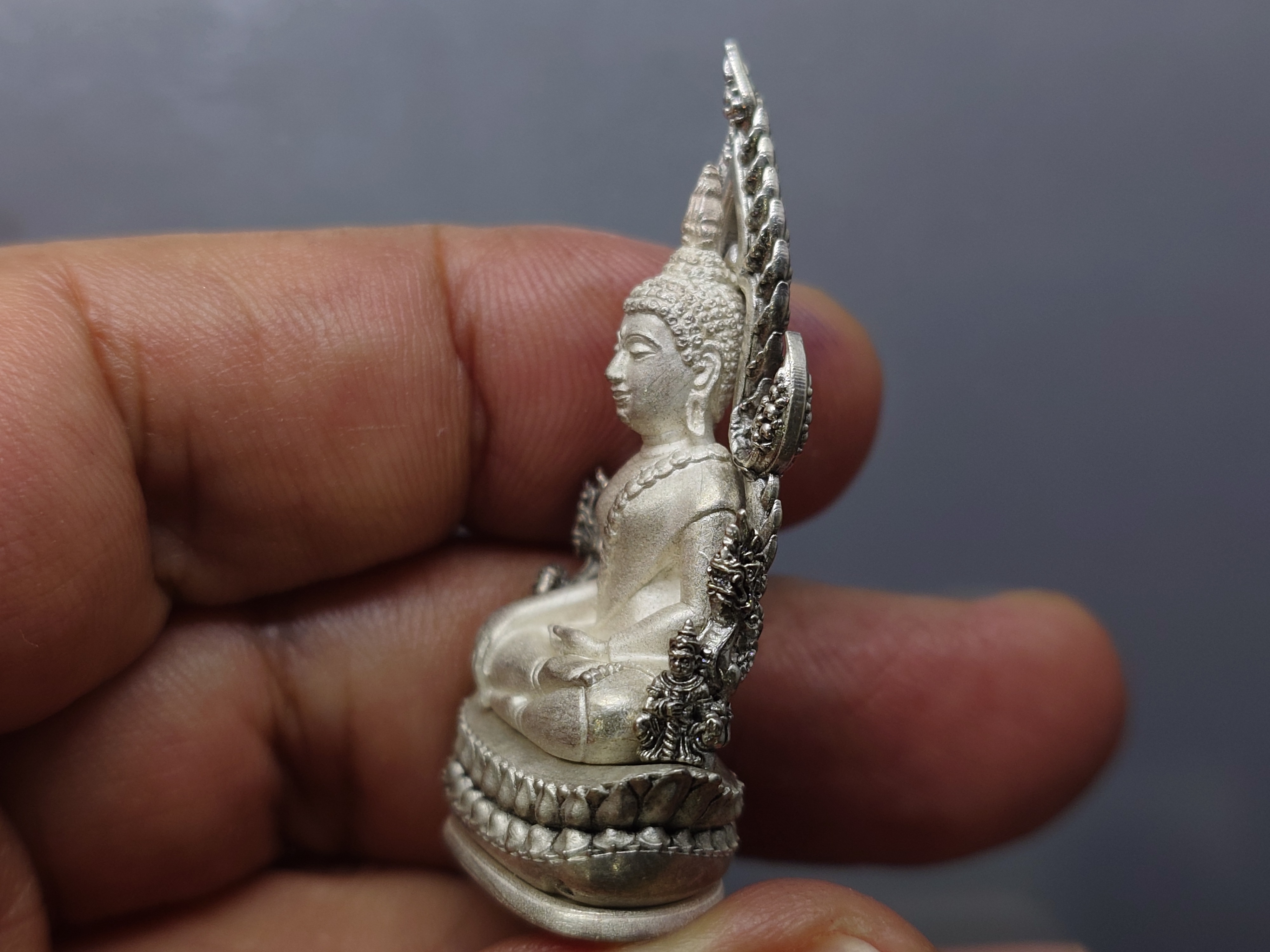 พระพุทธชินราช รุ่นจอมราชันย์ พิมพ์ลอยองค์ฉลุ เนื้อเงิน วัดพระศรีรัตนมหาธาตุ พิษณุโลก ปี2555 พร้อมกล่องเดิม