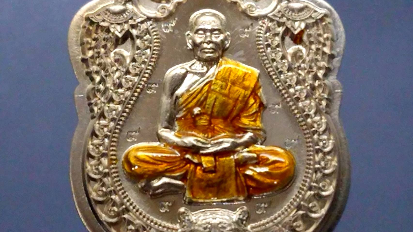 เหรียญเสมาเสือคาบดาบ รุ่น1 เนื้ออัลปาก้า ไม่ตัดปีก ตอก 9 รอบ ลงยาจีวรเหลือง หลวงพ่อพัฒน์ วัดห้วยด้วน โคท 371