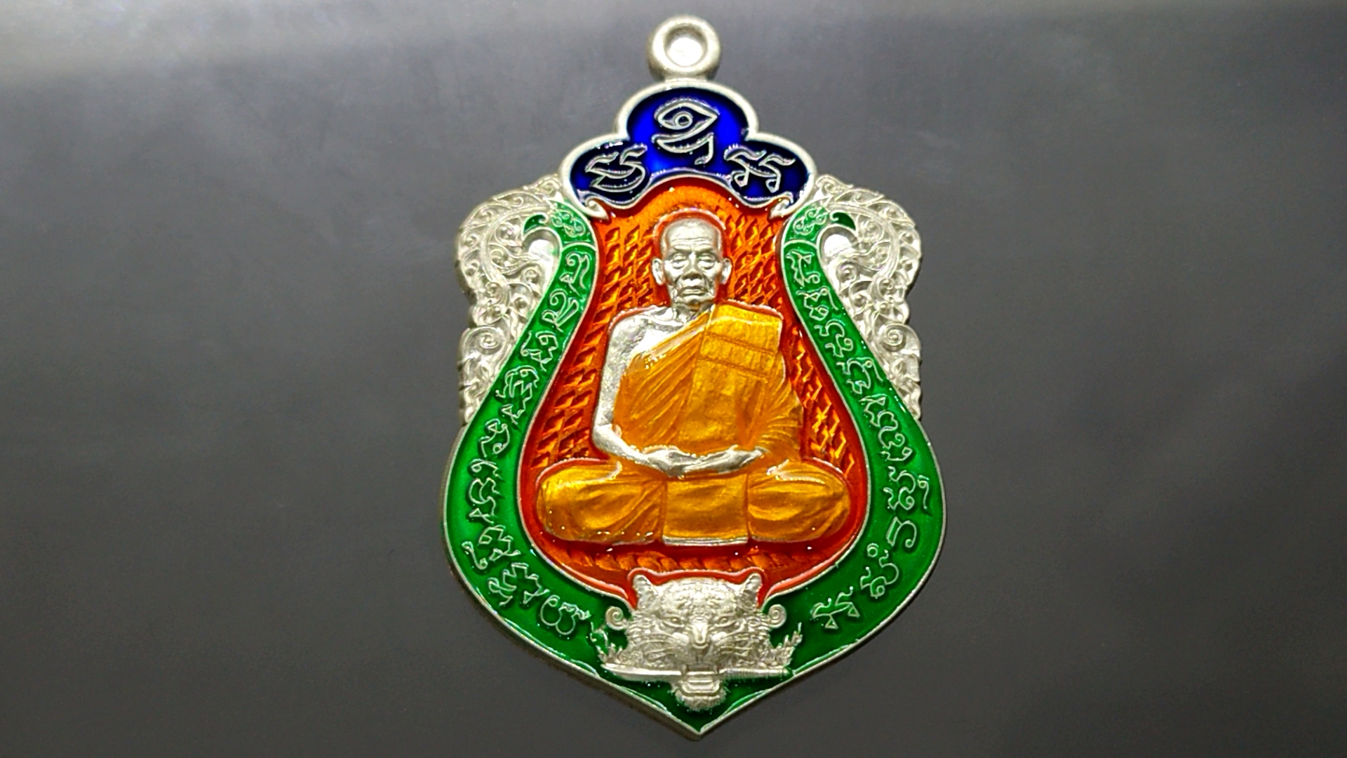 เสือคาบดาบรุ่น 4 เนื้อเงิน ลงยาพื้นส้ม ขอบเขียว บนน้ำเงิน ลงยาจีวร (พิมพ์เสือ1) หลวงพ่อพัฒน์ วัดห้วยด้วน โคท 52