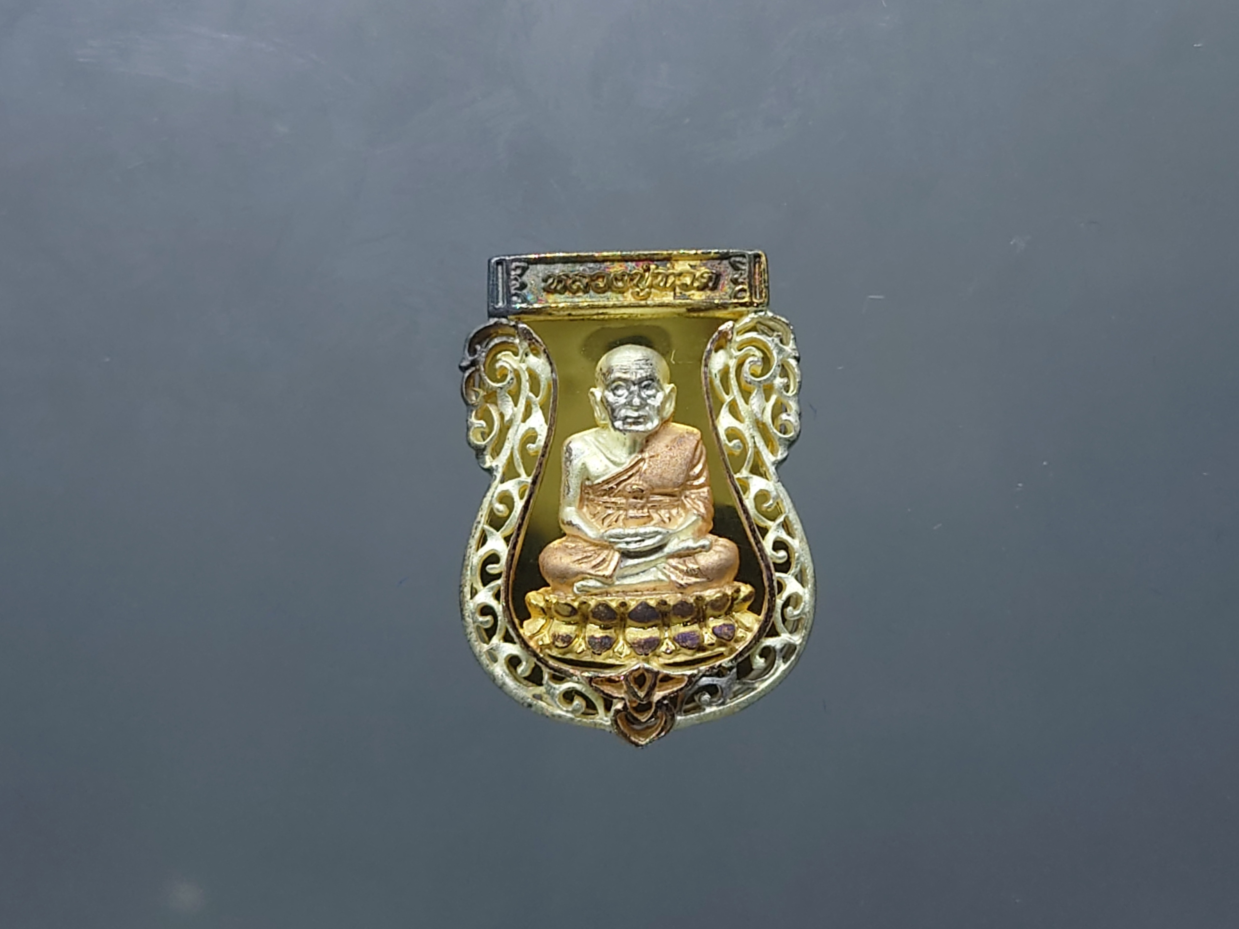 เหรียญหลวงปู่ทวด เนื้อเงิน สามกษัตริย์ รุ่นมงคลบารมี พิมพ์เสมา ขนาดสูง 2.3 ซ.ม.วัดประสาทบุญญาวาส พ.ศ.2545 พร้อมกล่องเดิม