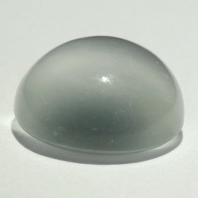 **ขายแล้ว**มูนสโตนตาแมว หรือ มุกดาหารตาแมว (Cat's eye Moonstone) 3.10 กะรัต สีขาว เนื้อเนียน รูปกลม
