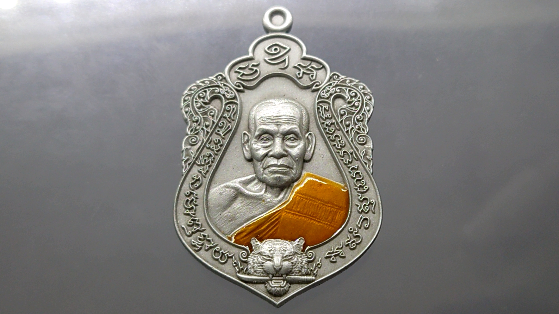 เสือคาบดาบรุ่น 4 เนื้อปีกเครื่องบินซาติน ลงยาจีวร (พิมพ์เสือ2) หลวงพ่อพัฒน์ วัดห้วยด้วน โคท 45