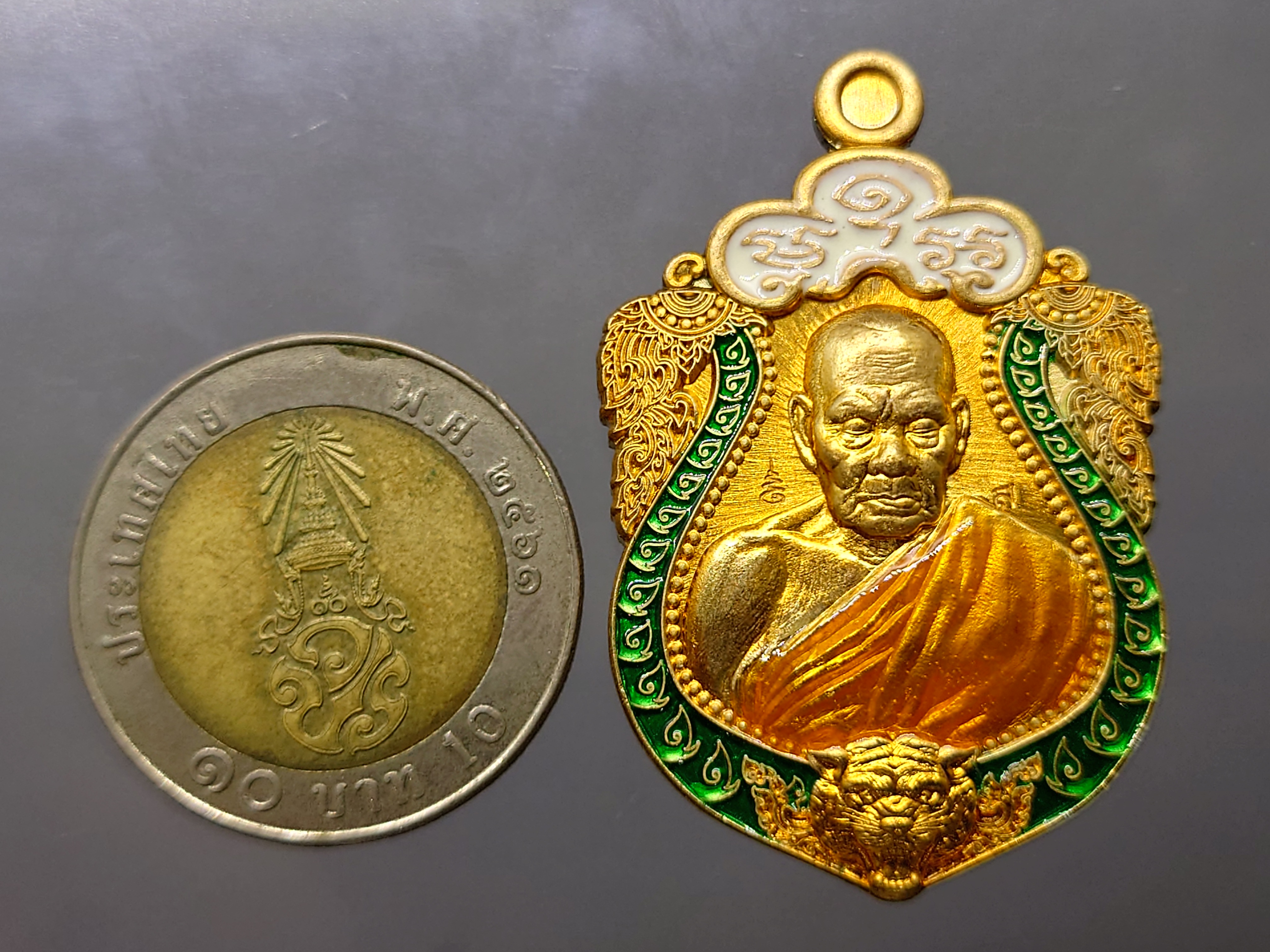 พยัคฆ์คู่บารมี เนื้อทองแดง ลงยาขอบเขียว บนขาว ลงยาจีวร หลวงพ่อพัฒน์ วัดห้วยด้วน โคทเลขสวย 22 ปี2563