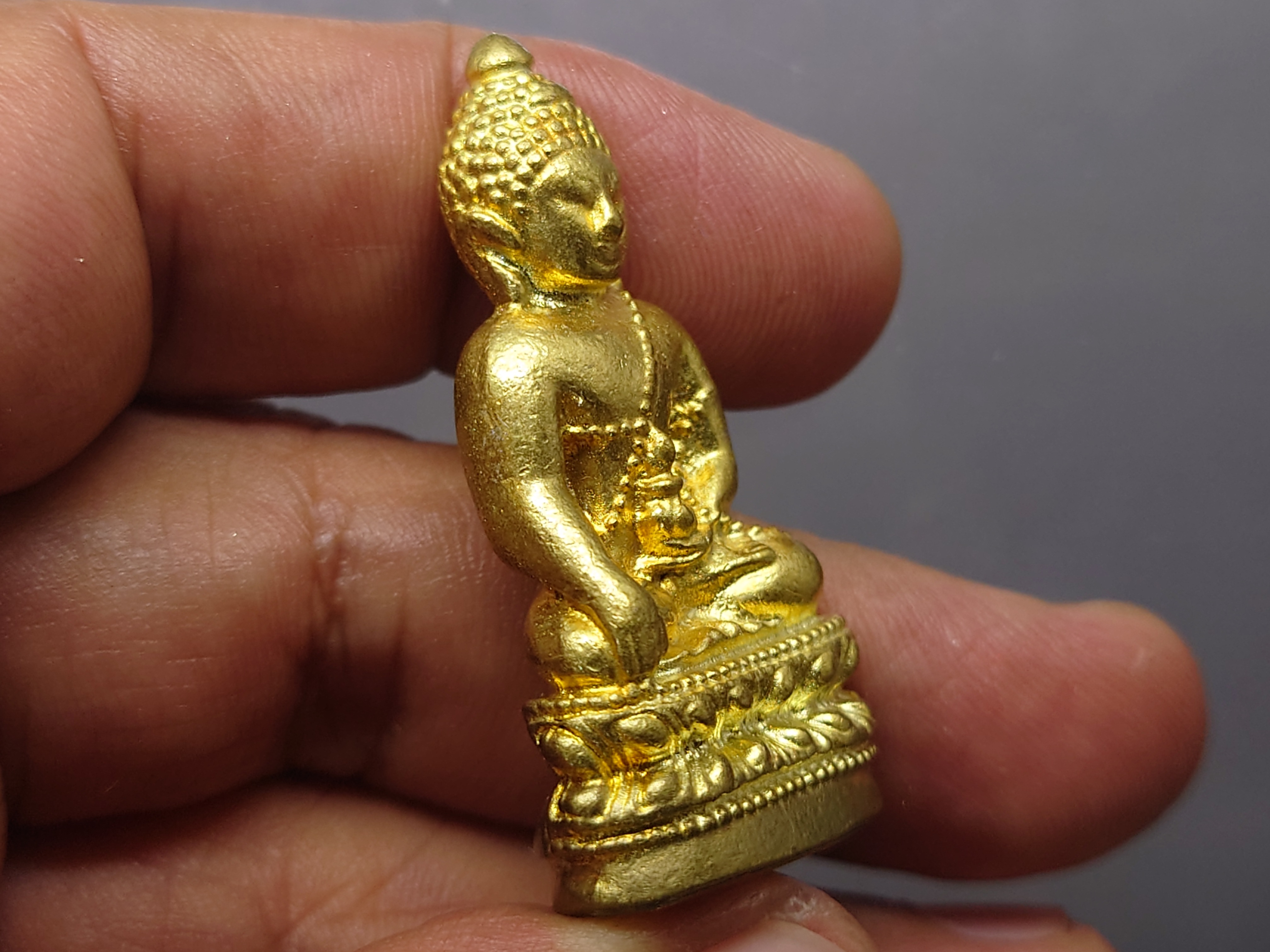 พระกริ่งจักรตรี สก.6 รอบ "พระกริ่ง ๗๒ พรรษาประชาภักดี" เนื้อทองเหลือง ปลุกเสก 16 พิธี พิมพ์ใหญ่ สภาผู้แทนราษฎรจัดสร้าง พ.ศ.2547 พร้อมตลับเดิม