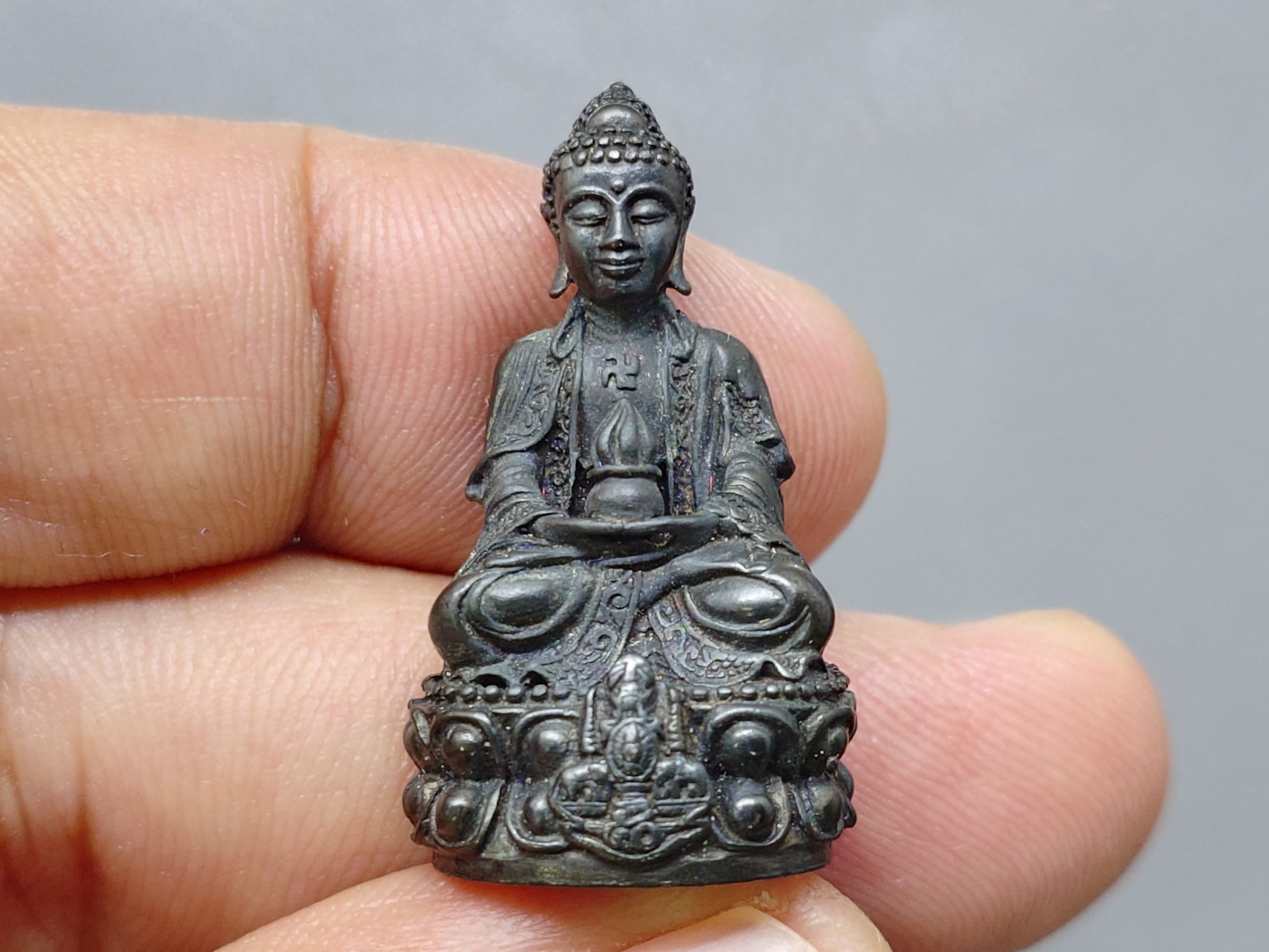 พระกริ่งยูไลฮุก โครงการพัฒนาบูรณะพระอุโบสถ วัดแก้วแจ่มฟ้า เนื้อนวะโลหะพิเศษผสมทองคำ (แจกเฉพาะกรรมการ) สร้างเนื่องในวาระ พระบาทสมเด็จพระเจ้าอยู่หัว ทรงครองสิริราชสมบัติครบ 50 ปี พ.ศ.2539 พร้อมกล่องเดิม