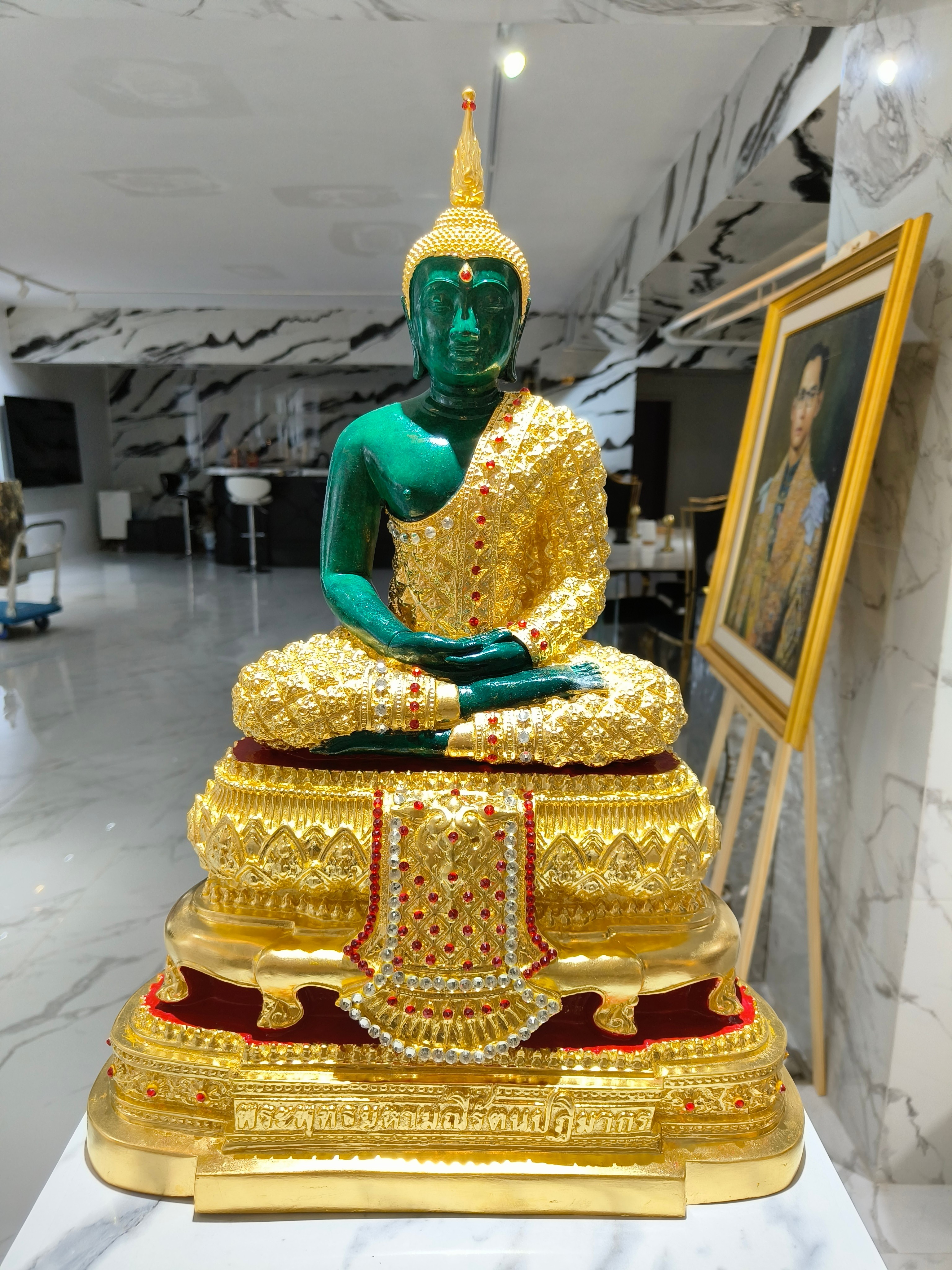 พระพุทธรูป พระแก้วมรกต ทรงเครื่องฤดูฝน หน้าตัก 9 นิ้ว