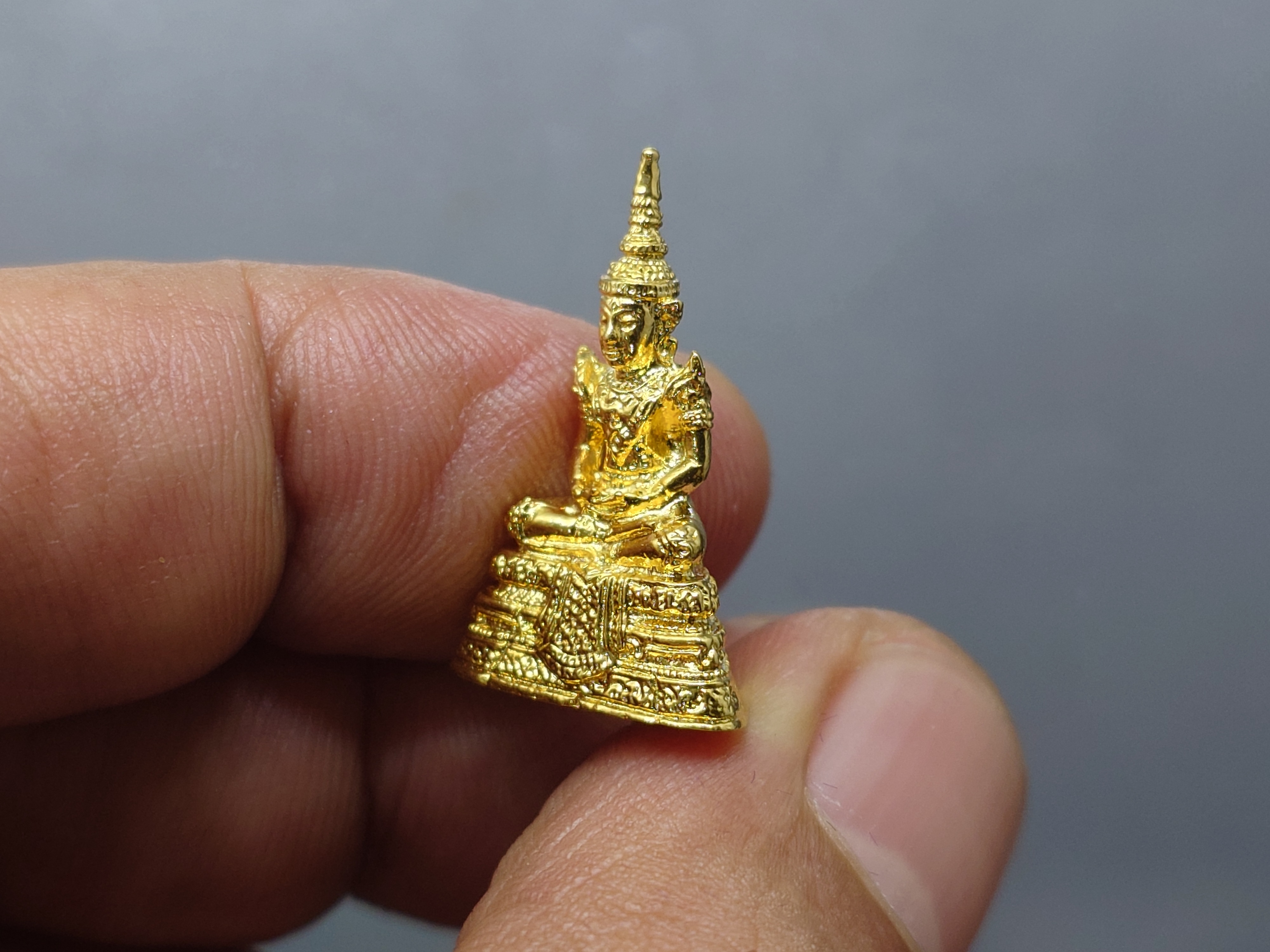 พระแก้วมรกต สธ.เนื้อกาหลั่ยทอง ที่ระลึกสมเด็จพระเทพรัตนราชสุดาฯเสด็จทรงยกช่อฟ้า วัดพระแก้ว จ.เชียงราย ปี2550 พร้อมกล่องเดิม