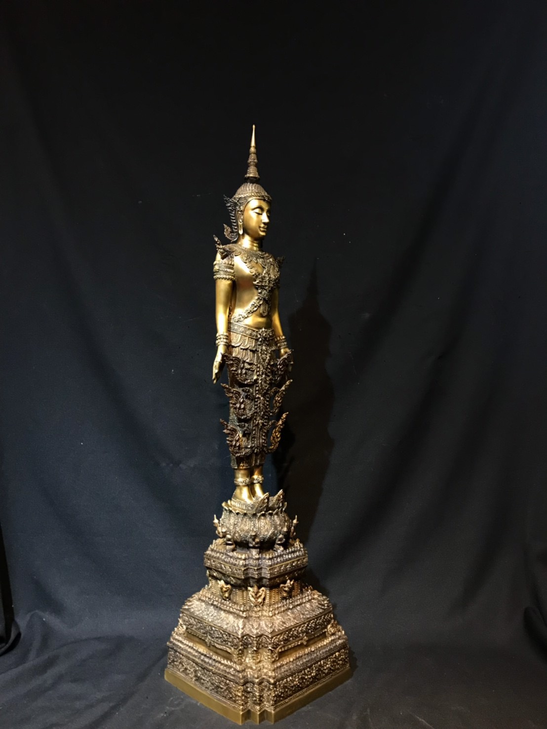 พระพุทธรูปปางเปิดโลก ทรงเครื่องจักรพรรดิ์ วัดอรุณราชวรารามราชวรมหาวิหาร ปี พ.ศ.2539