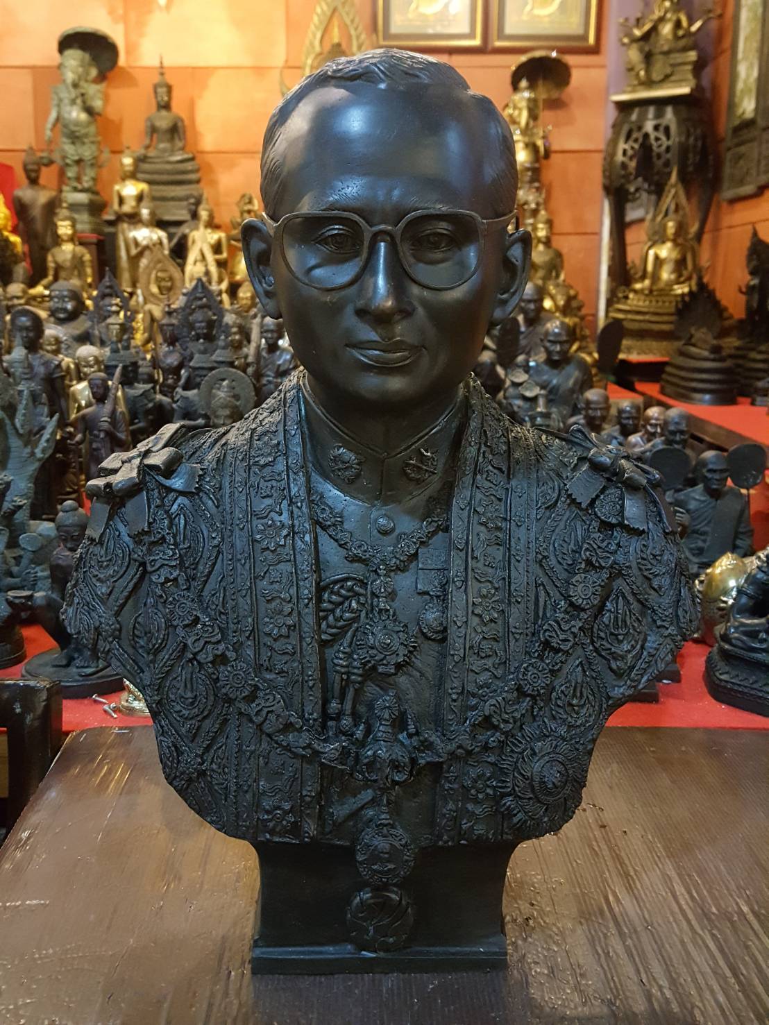 พระบรมรูปหล่อในหลวง รัชกาลที่ 9 รุ่น ขนาดกลาง ฉลองสิริราชสมบัติ 60 ปี limited (เต็มยศ)