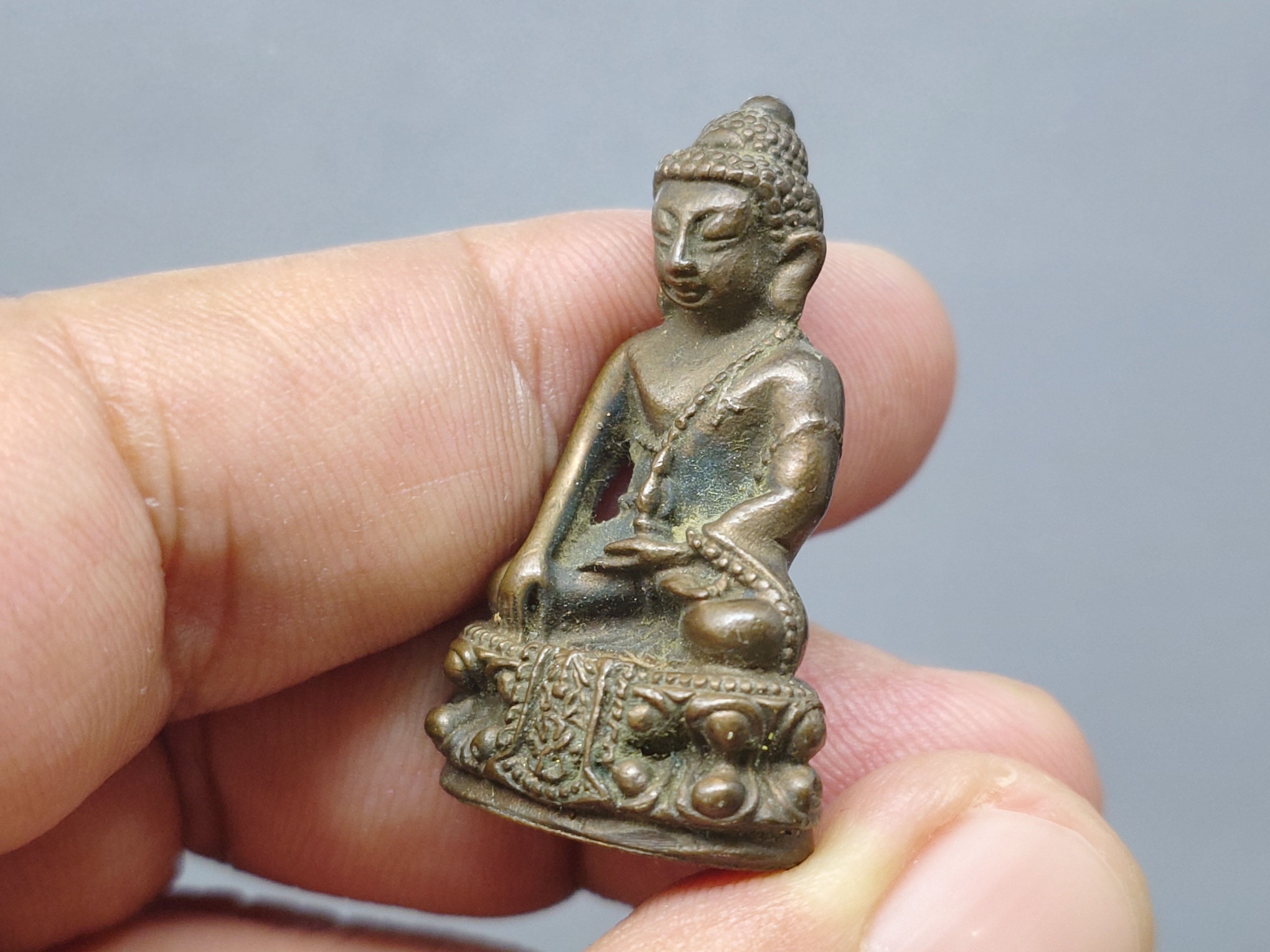 พระกริ่งคุ้มเกล้า (กริ่งศิรากาศ หน้าจีน ก้นถ้วย) เนื้อนวะโลหะ พ.ศ.2524 หายาก สภาพสวย พร้อมกล่องเดิม