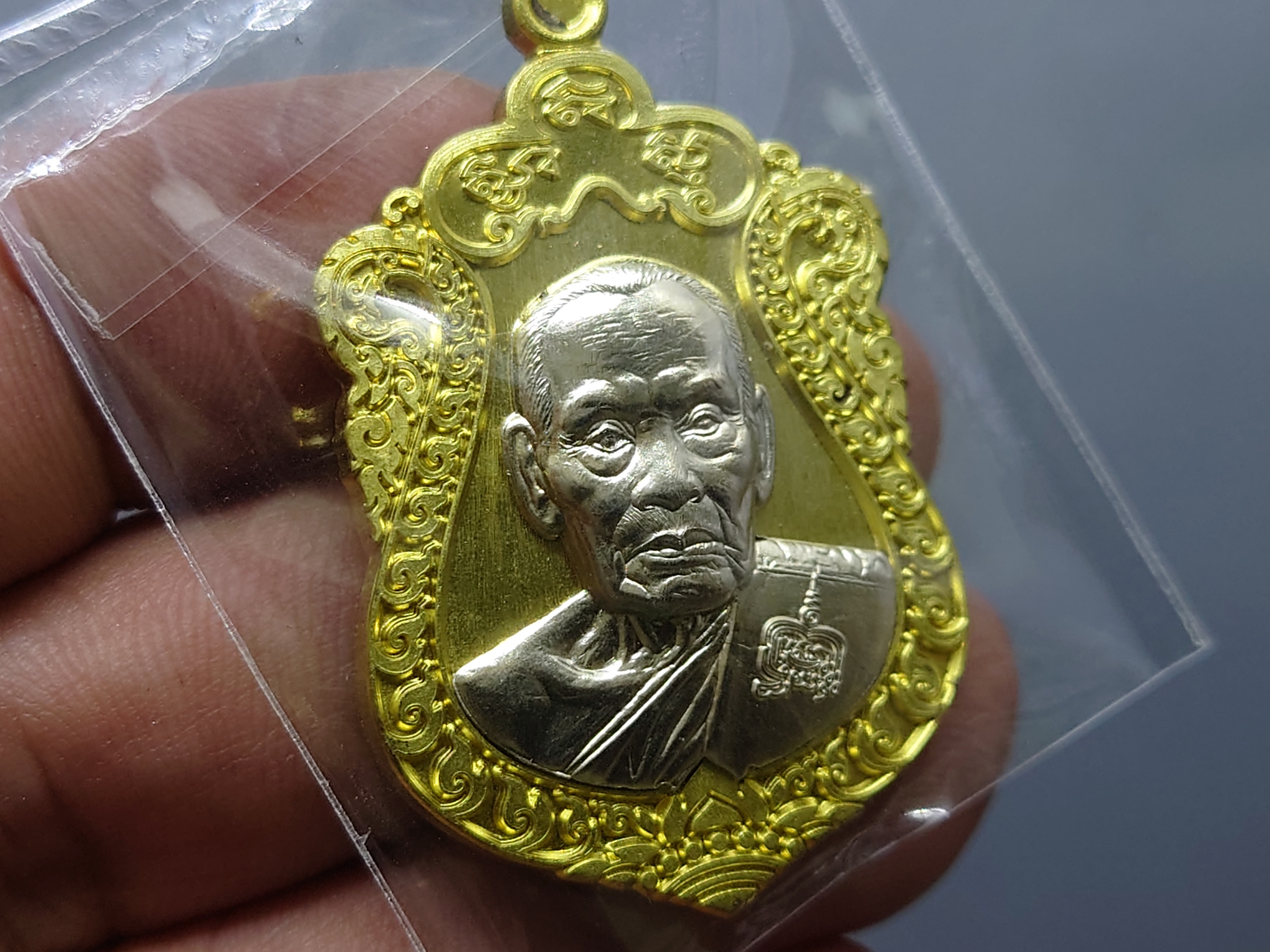 เหรียญรวยล้นฟ้า ๙๙ (โคทเลข 9) เนื้อทองฝาบาตร หน้ากากอัลปาก้า หลวงพ่อพัฒน์ วัดห้วยด้วน โคทเลขสวย 9 พ.ศ.2563 ซีลเดิมๆ
