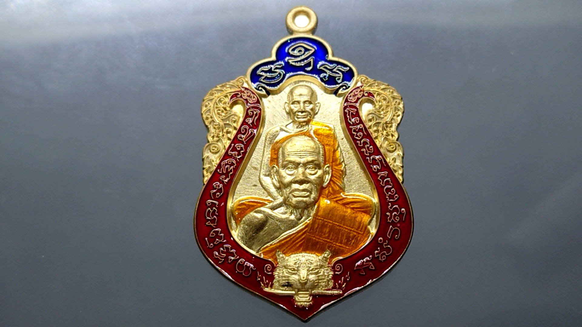 เสือคาบดาบรุ่น 4 เนื้อสัตตะ ลงยา 3 สี ลงยาขอบแดง บนน้ำเงิน ลงยาจีวร (พิมพ์เสือ3) หลวงพ่อพัฒน์ วัดห้วยด้วน โคท 25