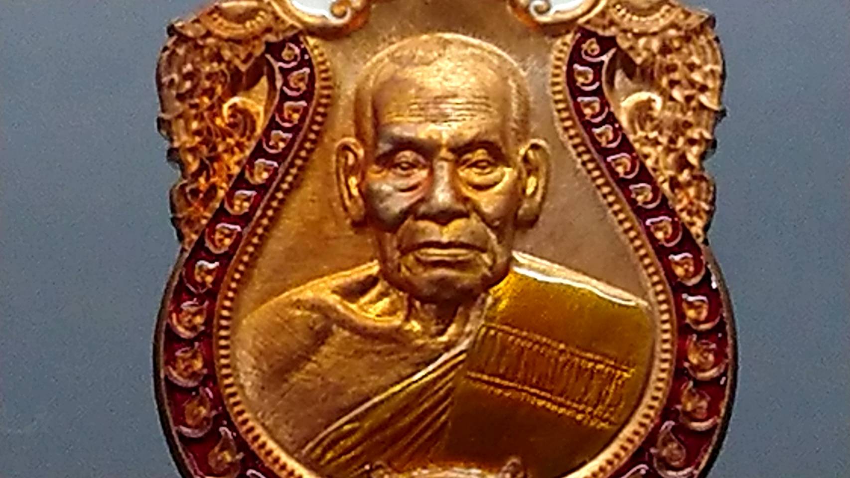 เหรียญเสมาเสือคาบดาบ รุ่น2 เนื้อทองแดง ลงยาขอบแดง ซุ้มขาว จีวรส้ม หลวงพ่อพัฒน์ วัดห้วยด้วน โคท 250 (SKU-03373)