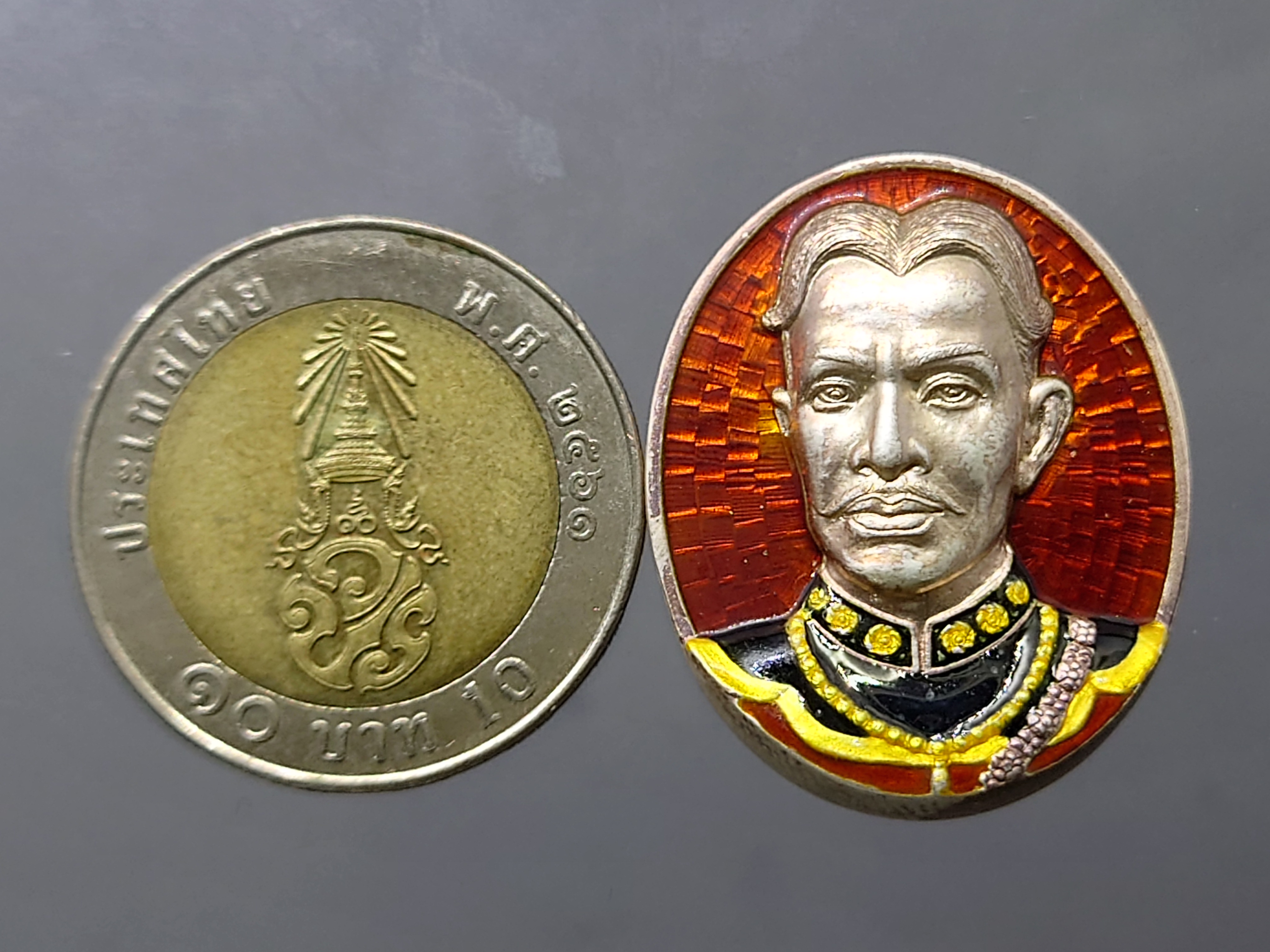 เหรียญสมเด็จพระเจ้าตากสิน รุ่นโชคมงคล เนื้อเงิน ลงยา วัดตรีทศเทพวรวิหาร ปี 2545 พร้อมกล่องเดิม