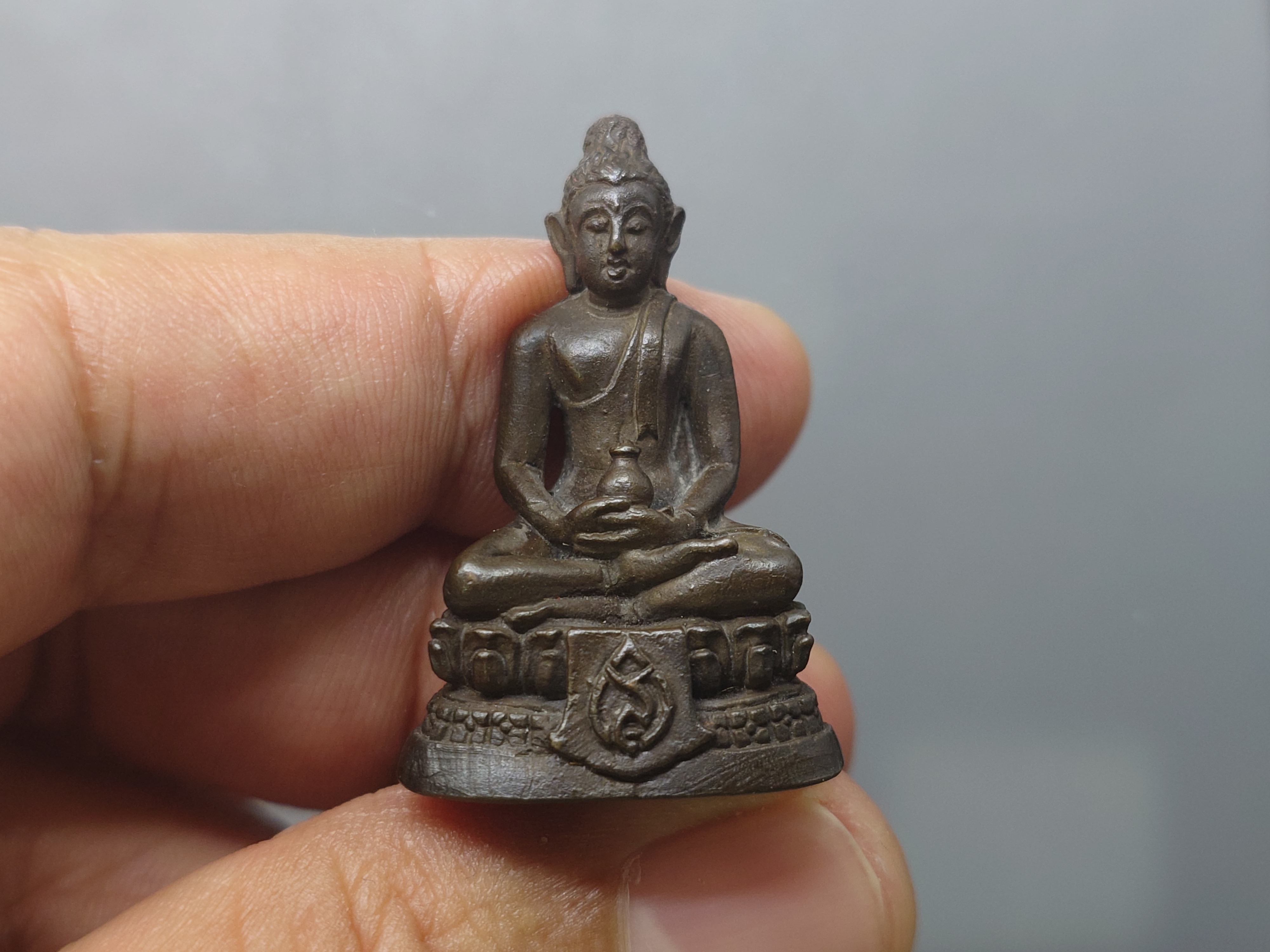 พระกริ่ง สมเด็จย่า สว.๗๙ (รุ่นพิเศษ) เนื้อนวะโลหะ หลวงปู่โต๊ะ หลวงปู่แหวน ปลุกเสก มิตรมวลชน จัดสร้าง ปี2522 พร้อมตลับเดิม