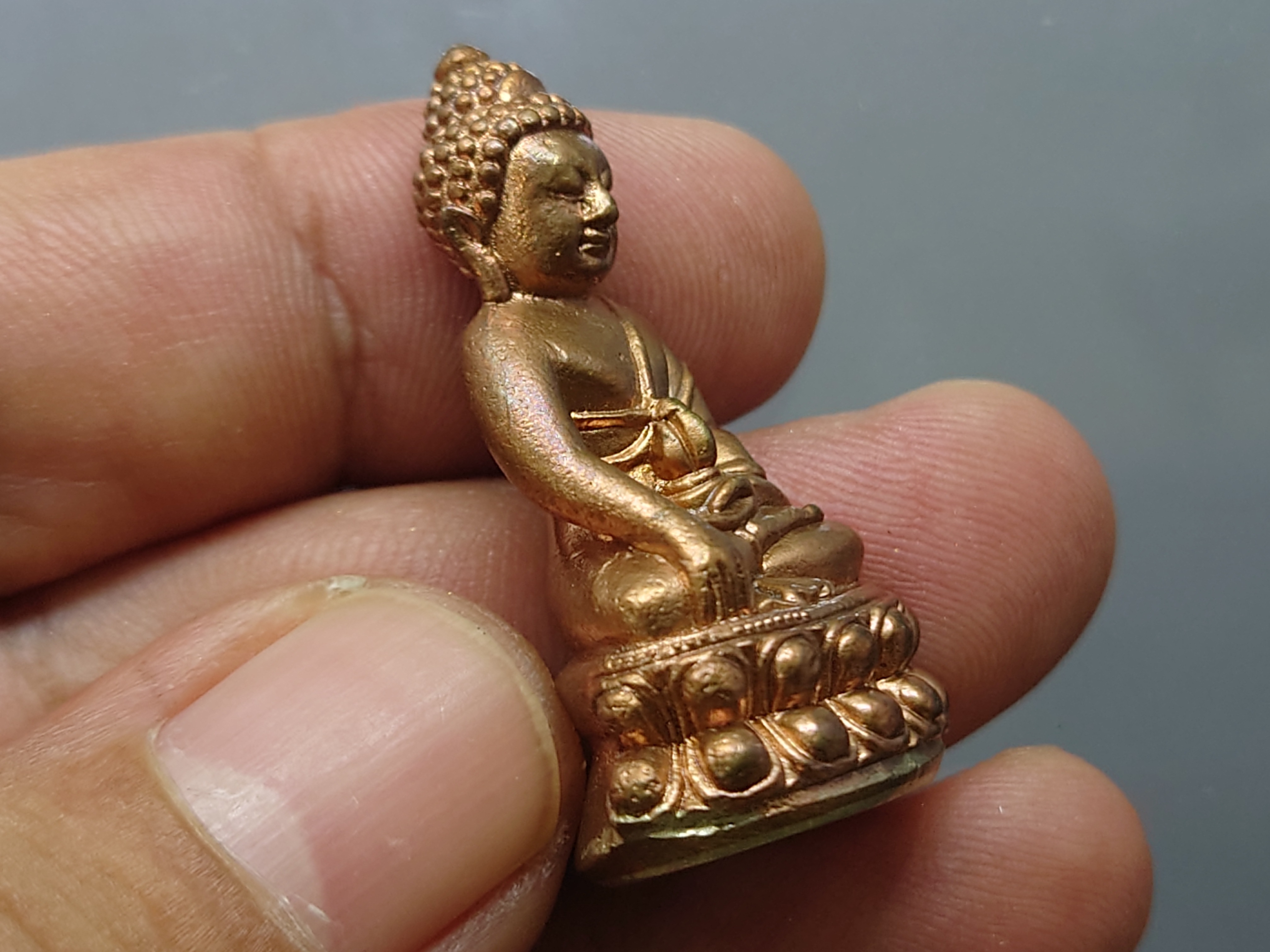 พระกริ่งพุทโธ ภ.ป.ร.เนื้อสัมฤทธิ์ ฐานเงินแท้ ขนาดสูง 3.8 ซ.ม.วัดบวรนิเวศวิหาร ปี2554 พร้อมกล่องเดิม