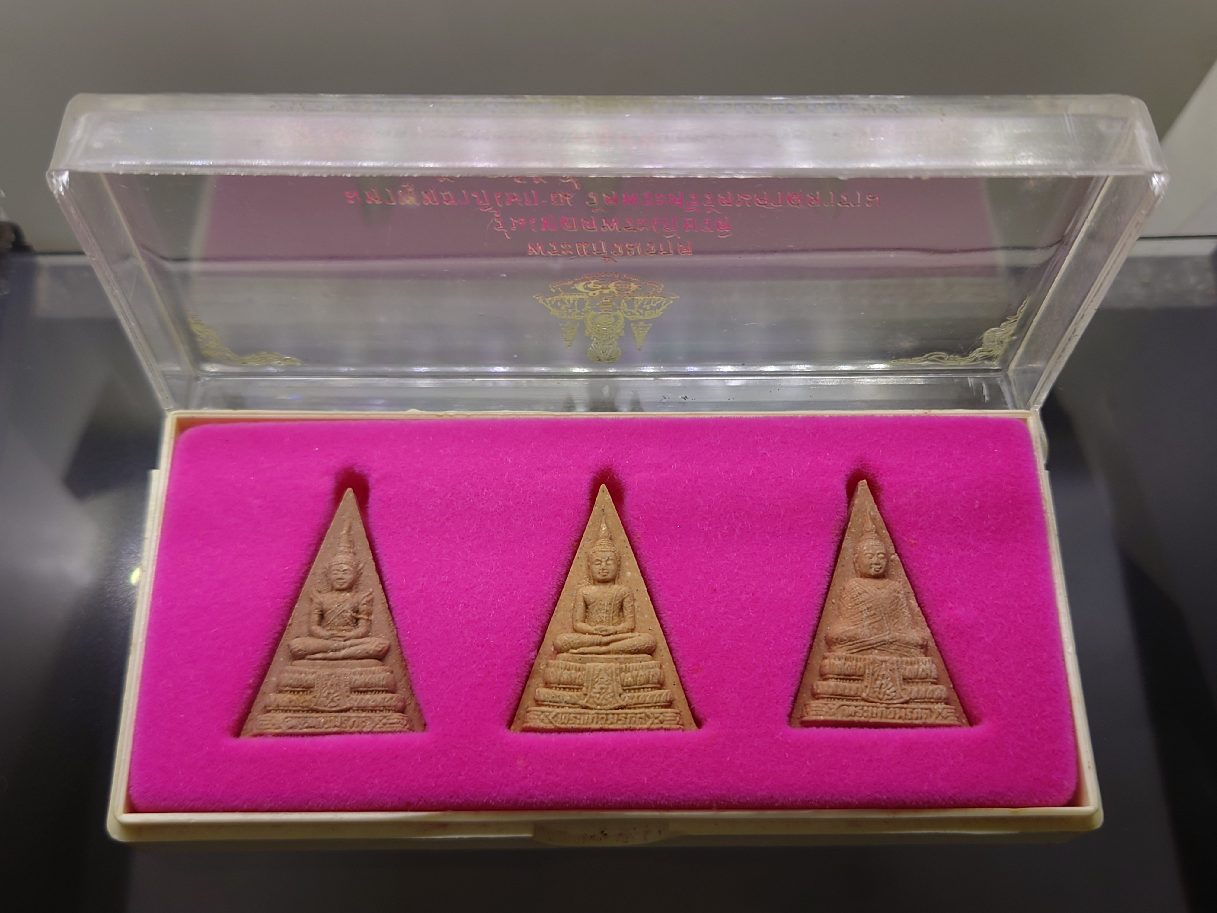 พsะแก้ว 3 ฤดู เนื้อผงพุทธคุณศักดิ์สิทธิ์ รุ่นเทอดพระเกียรติ พิธีเสาร์ห้า มหาพุทธาภิเษก ณ วัดพระศรีรัตนศาสดาราม ปี2540 พร้อมตลับเดิม