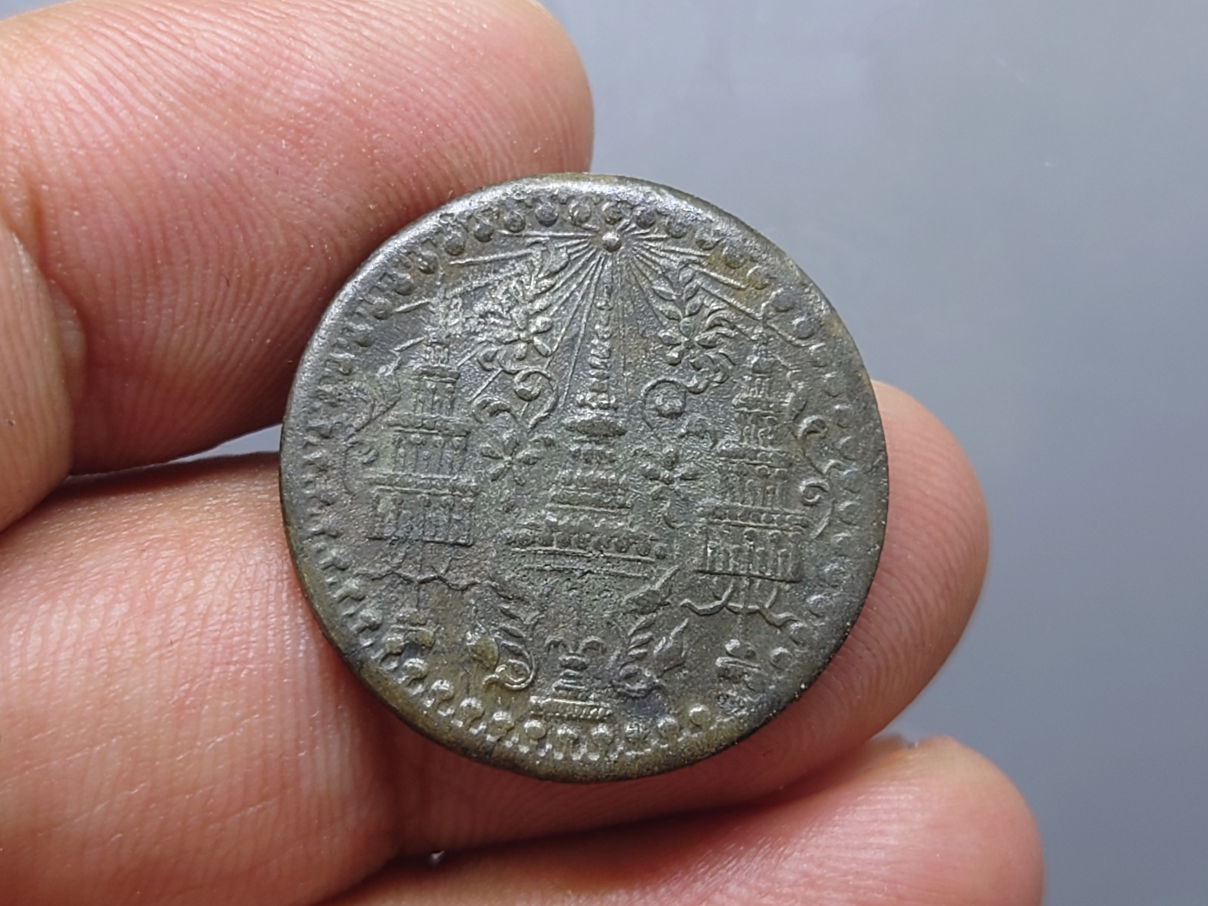 เหรียญโสฬส ดีบุก พระมงกุฎ-พระแสงจักร รัชกาลที่4 ปี 2407 ผ่านใช้ สภาพสวย