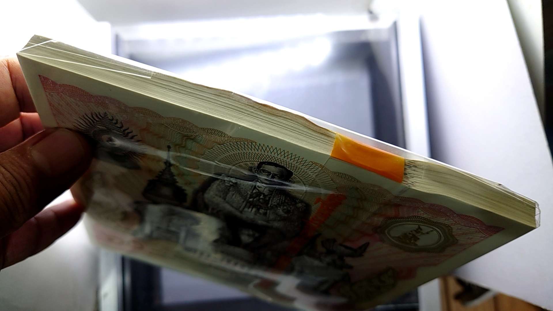 บัตรธนาคาร 60 บาท (ยกแหนบ 100 ใบ เรียงเลข) ที่ระลึกพระบาทสมเด็จพระเจ้าอยู่หัว รัชกาลที่ 9 เฉลิมพระชนมพรรษาครบ 5 รอบ ปี2530 ไม่ผ่านใช้