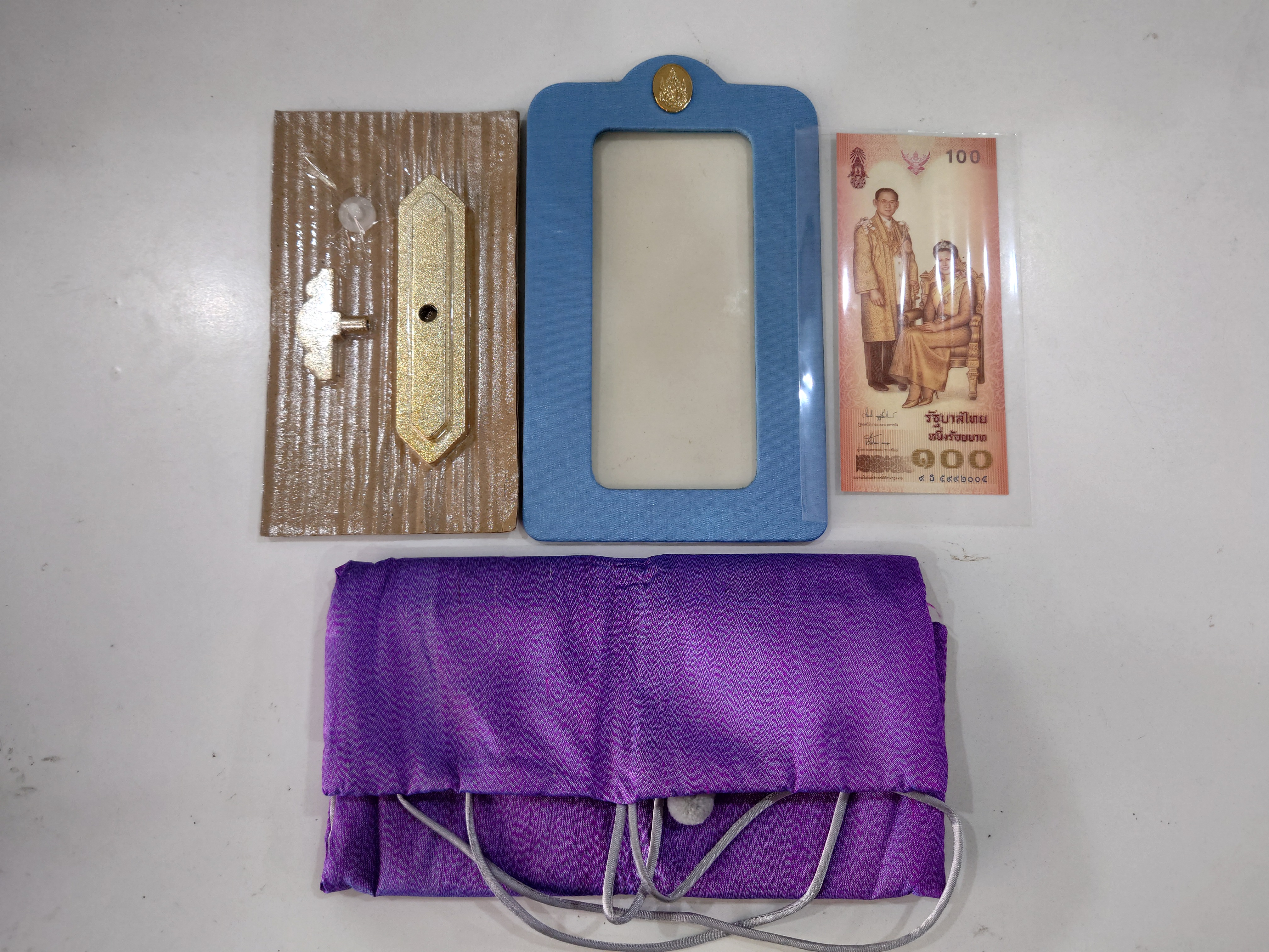 ธนบัตรที่ระลึก 100 บาท 72 พรรษาราชินี พร้อมชุดขาตั้งถุงผ้าใหม