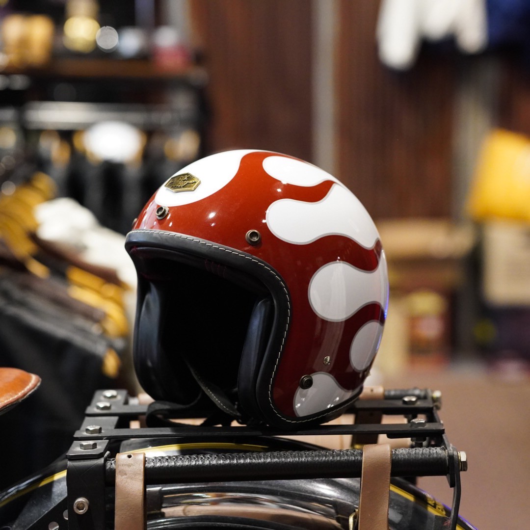 Mototwist helmet (ขาวเงาลายไฟ) (สอบถามไซส์ก่อนสั่งซื้อ)