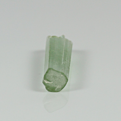 ผลึกทัวร์มาลีน (Tourmaline Crystal) 6.32 กะรัต สีเขียวอ่อน เป็นแท่งยาว