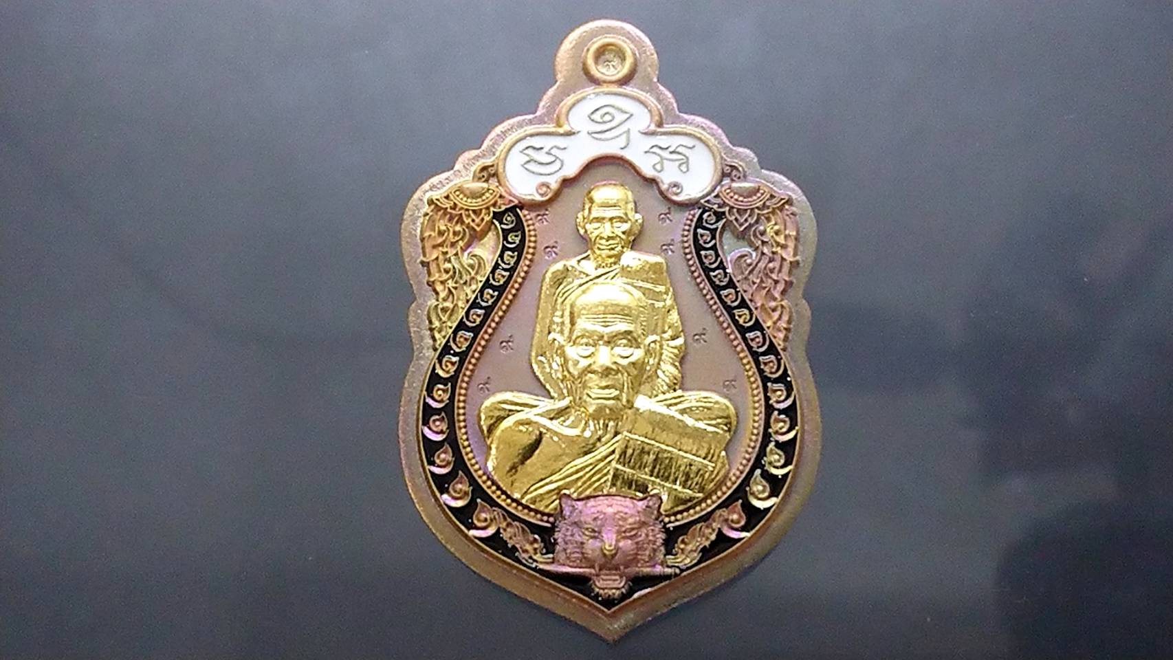 เหรียญเสมาเสือคาบดาบ 3 เนื้อชนวนหน้ากากทองทิพย์ ไม่ตัดปีก ตอก 9 รอบ ขอบดำ บนขาว หลังเสือคู่ หลวงพ่อพัฒน์ วัดห้วยด้วน โคท 215 ปี2564 (SKU-03533)