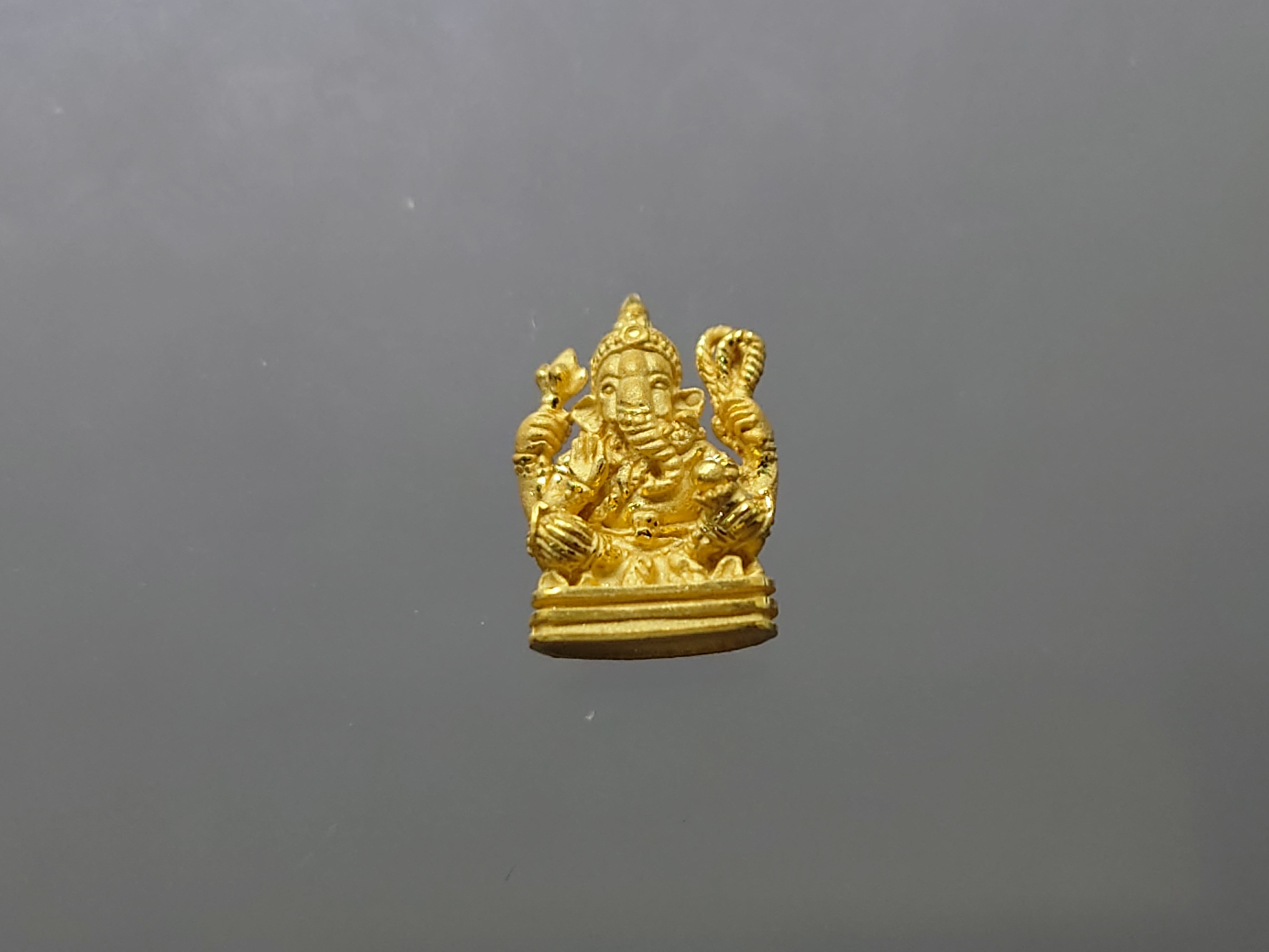 พระพิฆเนศวร์ เนื้อทองคำแท้ (หนัก 2.2 กรัม) รุ่นอุดมโชคโภคทรัพย์ วัดโสธรวราราม พ.ศ.2550 พร้อมกล่องเดิม