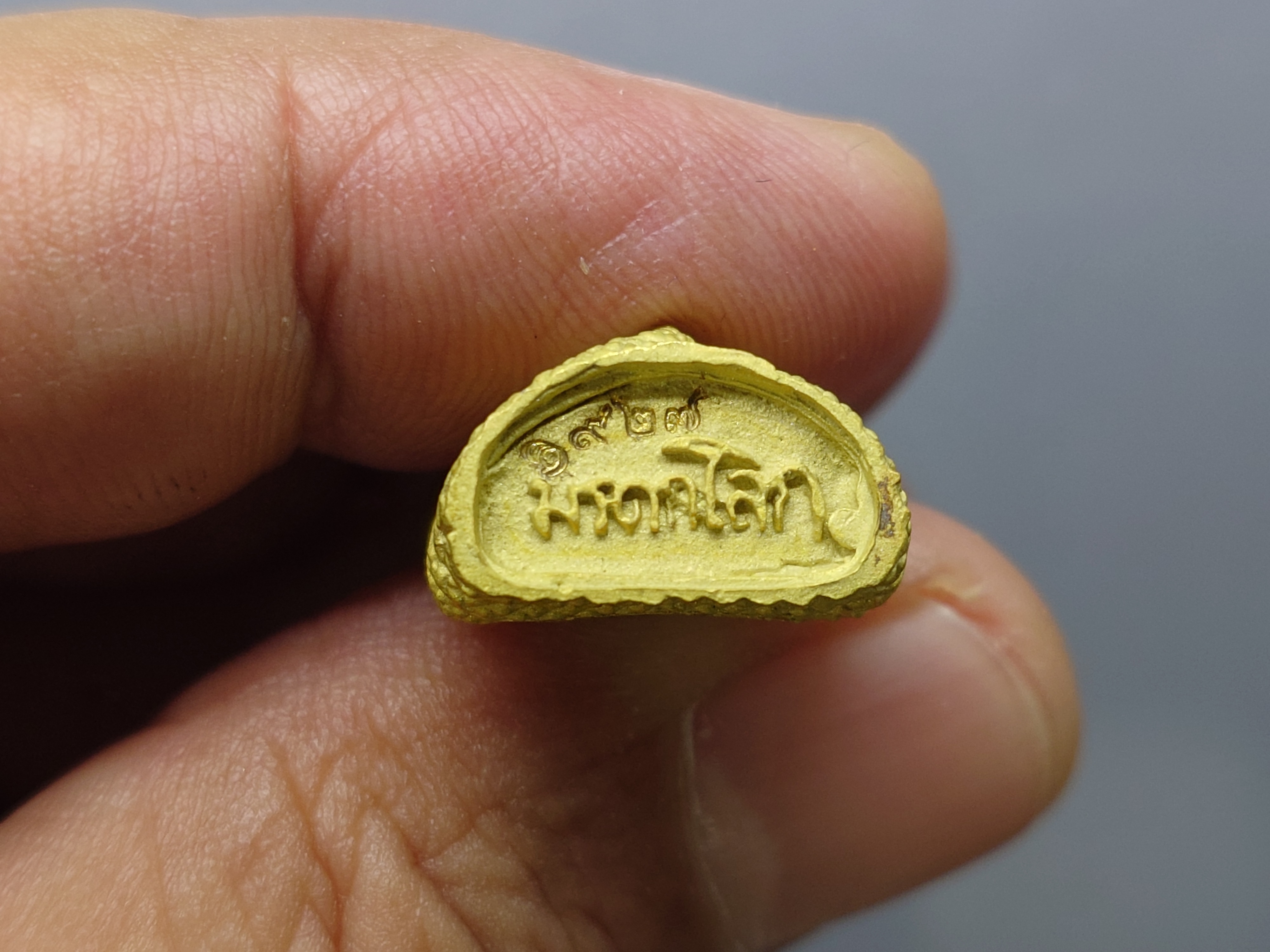 พระนาคปรก หลวงพ่อศิลา รุ่นมรดกโลก เนื้อเงินกาหลั่ยทอง พิมพ์ใหญ่ พุทธาภิเษก วัดบวรนิเวศวิหาร โดย สมเด็จพระสังฆราช ญสส เป็นประธานในพิธี ออกวัดทุ่งเสลี่ยม สุโขทัย ปี2540 กล่องเดิม