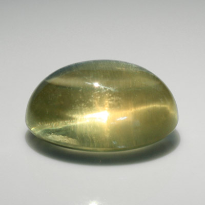 อะพาไทท์ตาแมว (Cat's eye Apatite) 4.47 กะรัต เนื้อใส สีเขียวอมเหลือง รูปไข่ รูปร่างดี