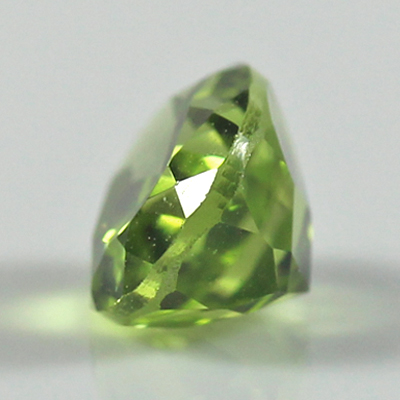 **ขายแล้ว**เพอริโด (Peridot) 1.01 กะรัต สีเขียวอมเหลือง รูปร่างดี