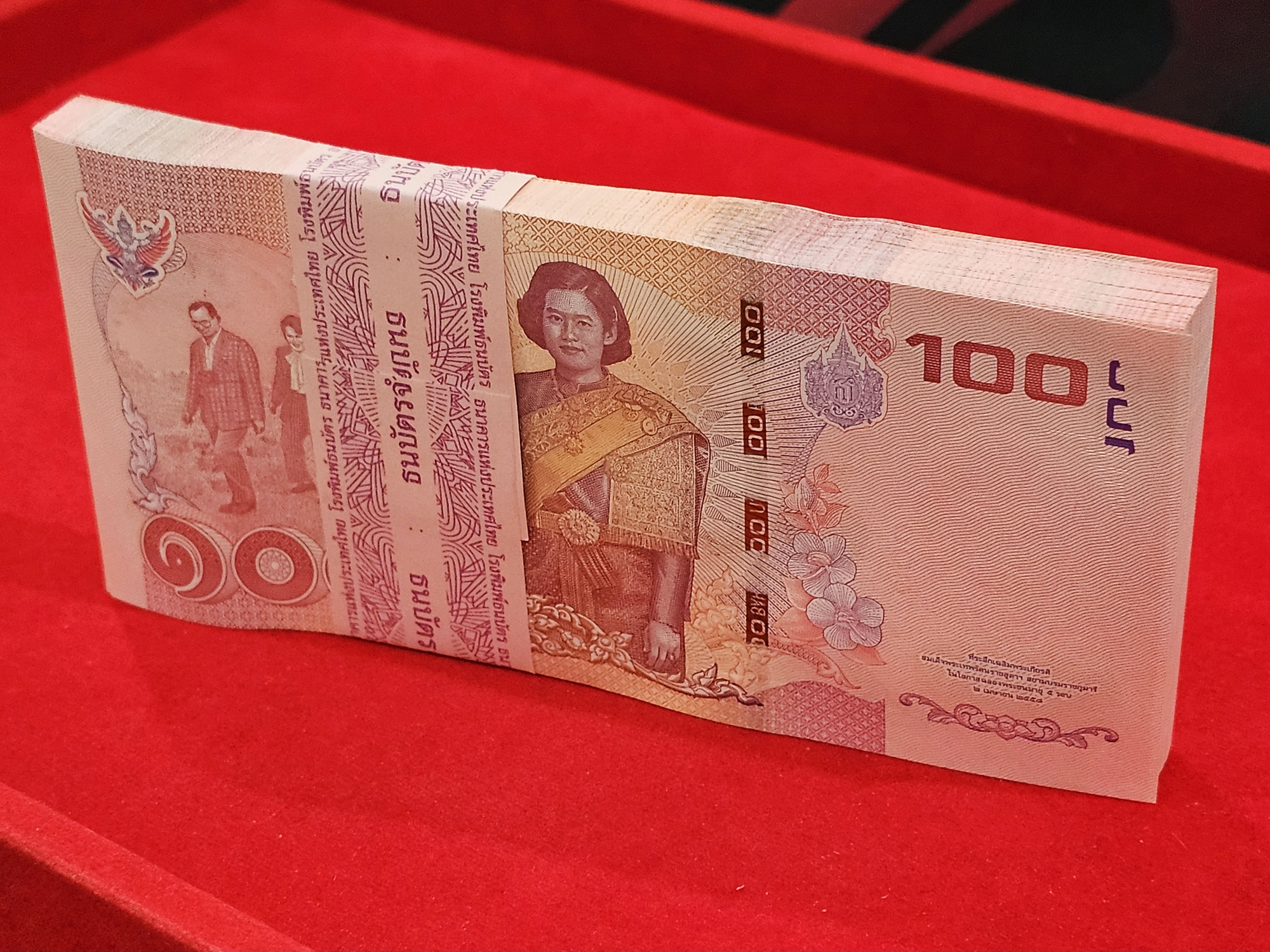 ธนบัตร 100 บาท (ยกแหนบ 100 ใบ เรียงเลข) ที่ระลึกฉลองพระชนมายุ 50 พรรษา สมเด็จพระเทพฯ ในรัชการที่9 พ.ศ.2558 ไม่ผ่านใช้