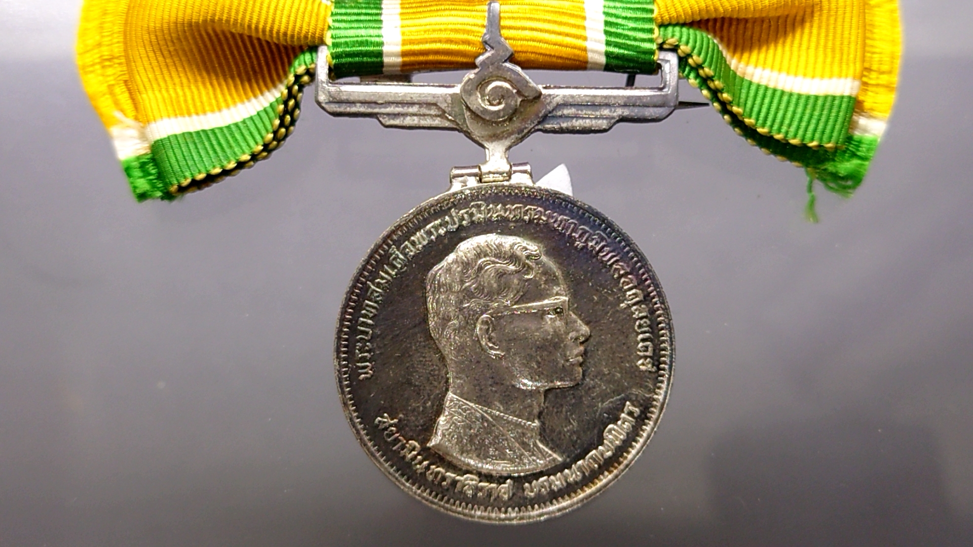 เหรียญแพรแถบ เหรียญเงิน ที่ระลึกครองราช 25 ปี ปี2514 แบบหญิง แพรเดิม