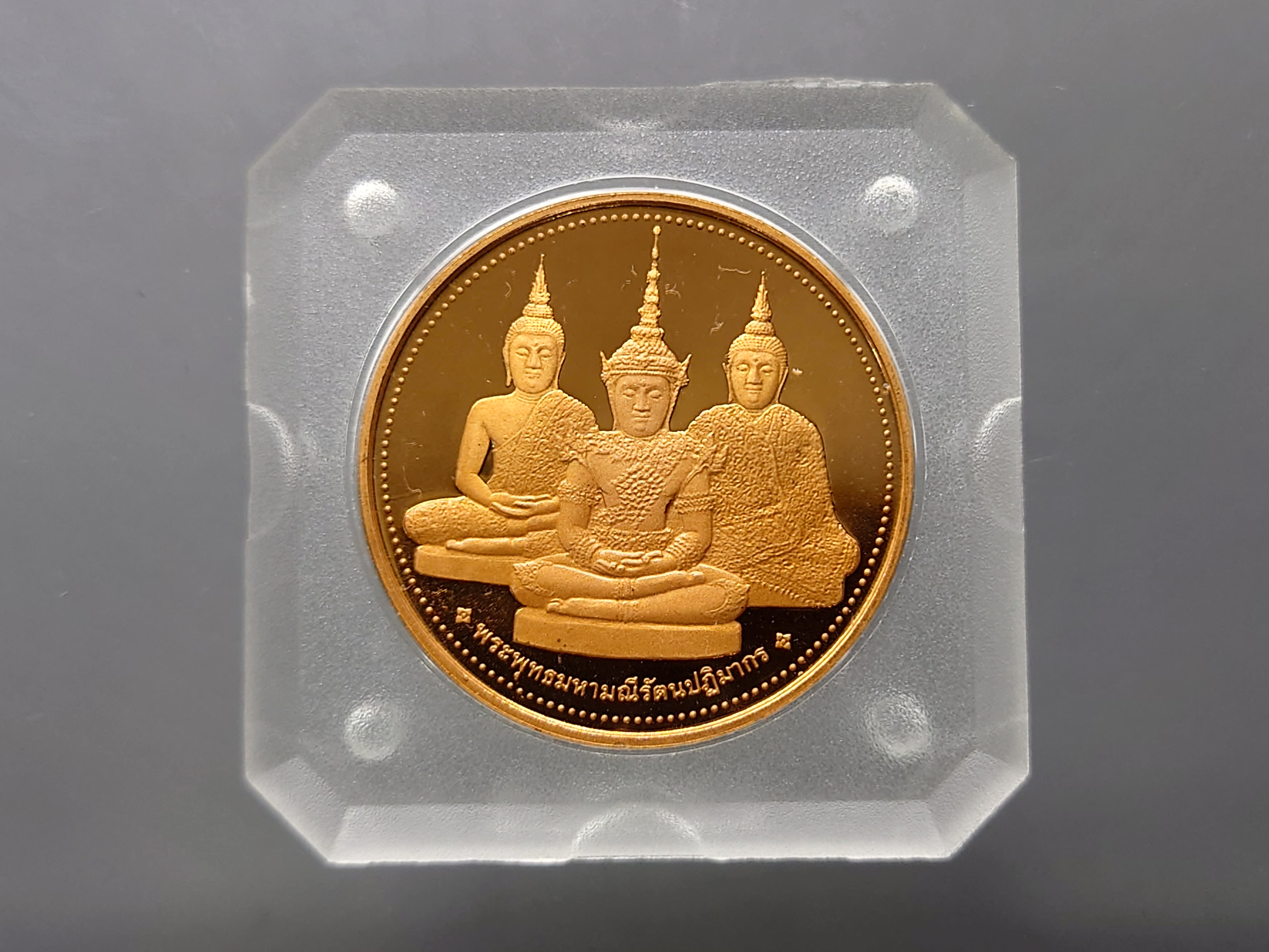 พระแก้วมรกตเครื่องทรง 3 ฤดู ทองแดงนอก ขัดเงา ขนาด 3.2 เซน สถาบันเทคโนโลยีพระจอมเกล้า สร้าง ปี พ.ศ.2538 พร้อมตลับเดิม