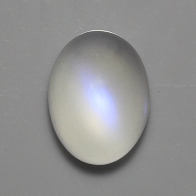 มูนสโตนหรือมุกดาหารเหลือบฟ้า (Blue sheen Moonstone) 3.60 กะรัต เนื้อเนียน