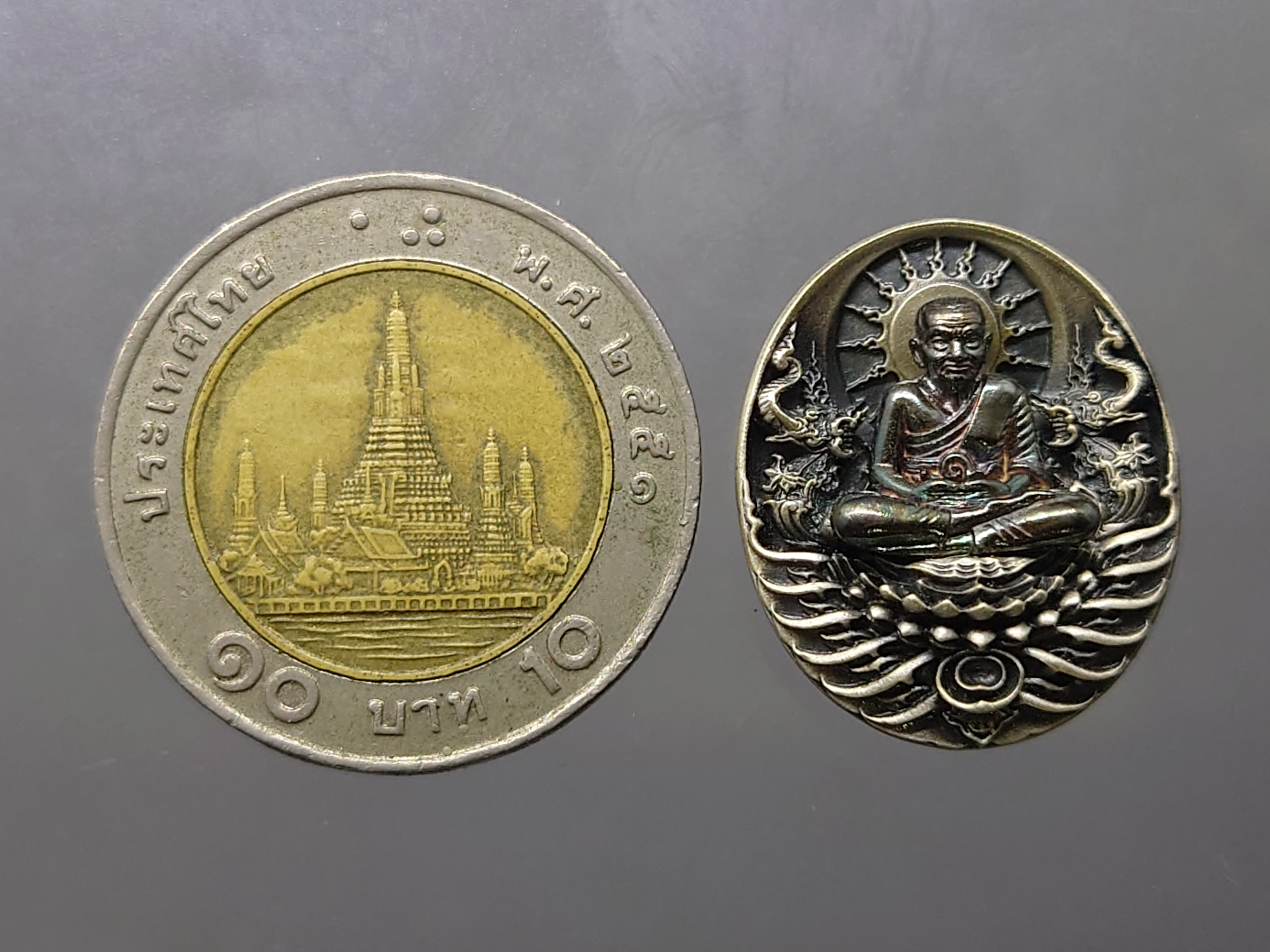 เหรียญหลวงปู่ทวด รุ่นอภิเมตรา มหาโพธิสัตว์ พิมพ์จิ๋ว เนื้อเงิน(สร้าง 333 เหรียญ) ควบคุมออกแบบโดย อ.เฉลิมชัย โคท 291 พร้อมใบกำกับหมายเลขประจำองค์พระ พ.ศ.2558