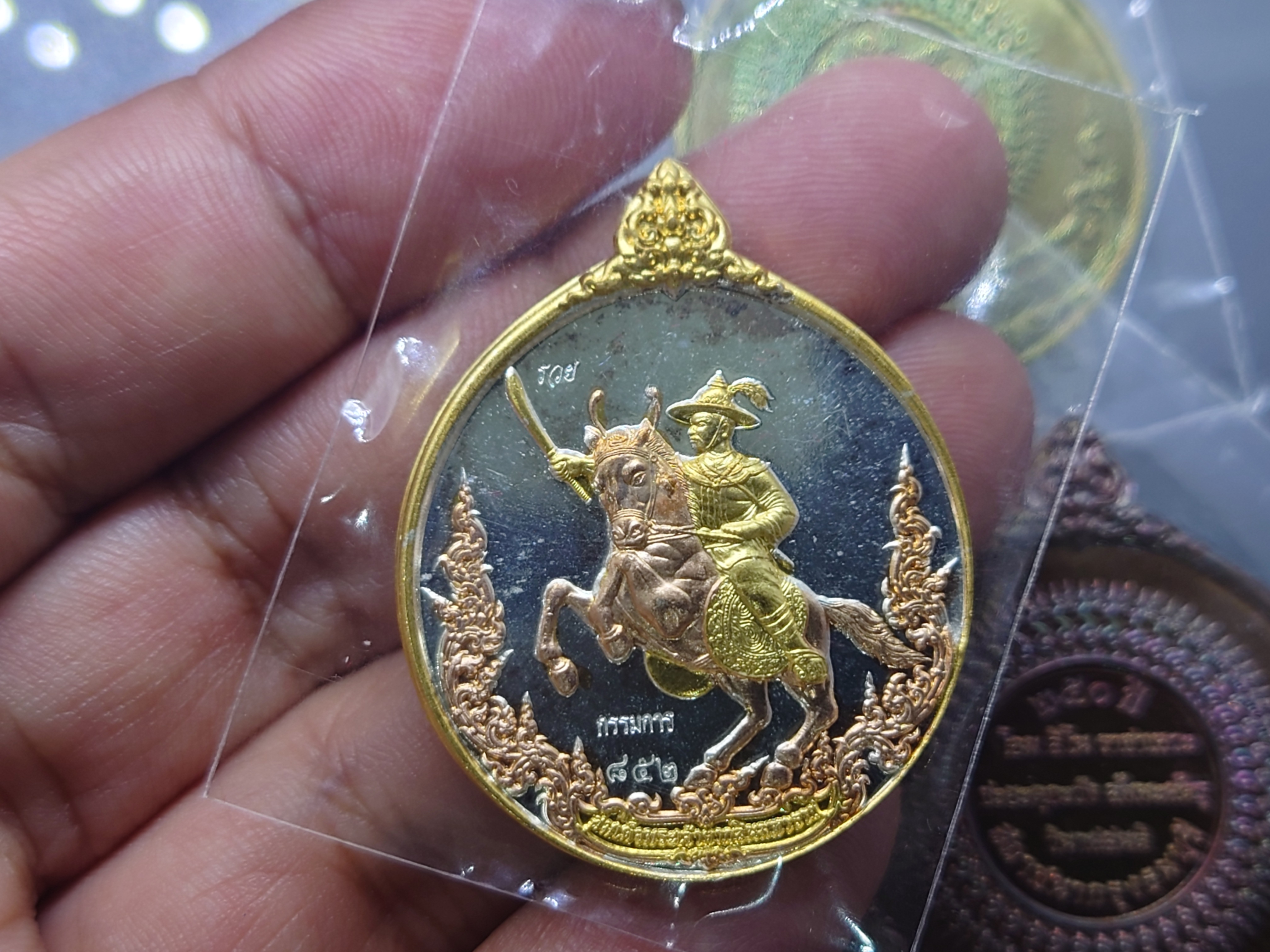 เหรียญพระเจ้าตากสิน (ชุดกรรมการ 4 เหรียญ) 250 ปี สถาปนากรุงธนบุรี (ตรวจสอบแก้ใขแบบ โดย อ.เฉลิมชัย) วัดหงษ์รัตนารามฯ พ.ศ.2561 พร้อมกล่องเดิม