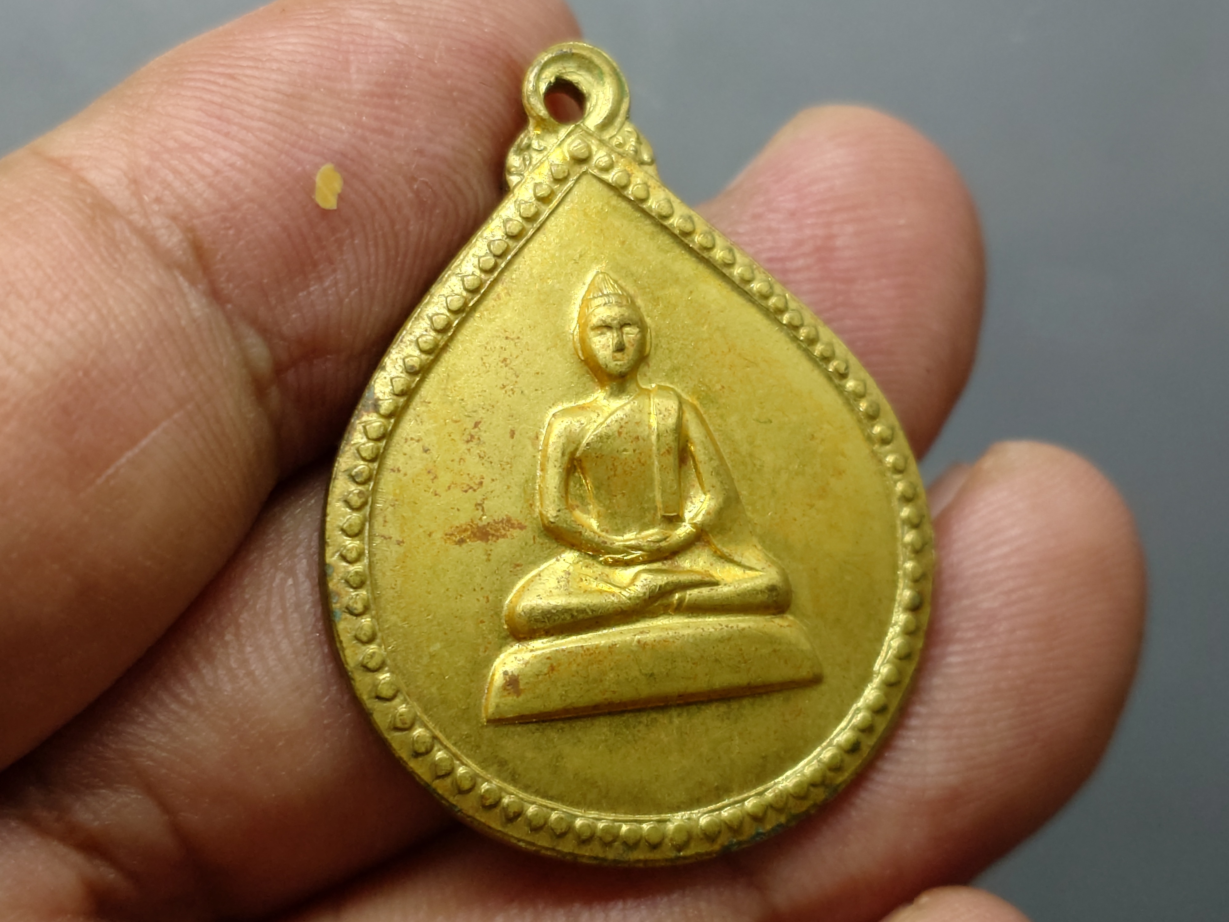 เหรียญสังวาลย์ สมเด็จย่า 6 รอบ (หลวงปู่แหวน หลวงปู่โต๊ะ ร่วมปลุกเสก) เนื้อทองฝาบาตร พ.ศ.2515 หายาก
