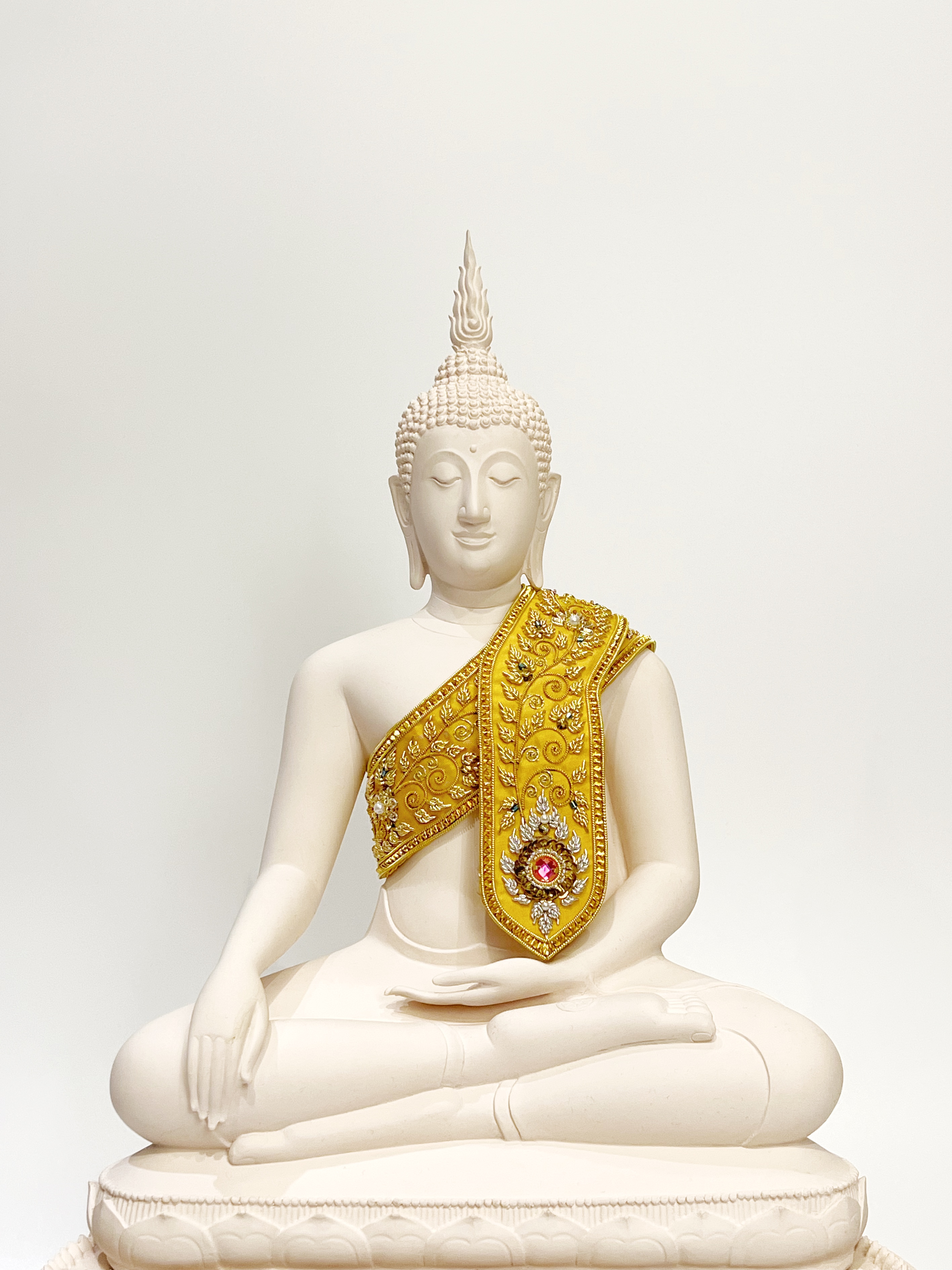 สังฆาฏิปักดิ้นทอง สำหรับพระพุทธรูป ขนาดหน้าตัก 9 นิ้ว ผ้าห่มทบ สีขาว ลายเคลือเถา
