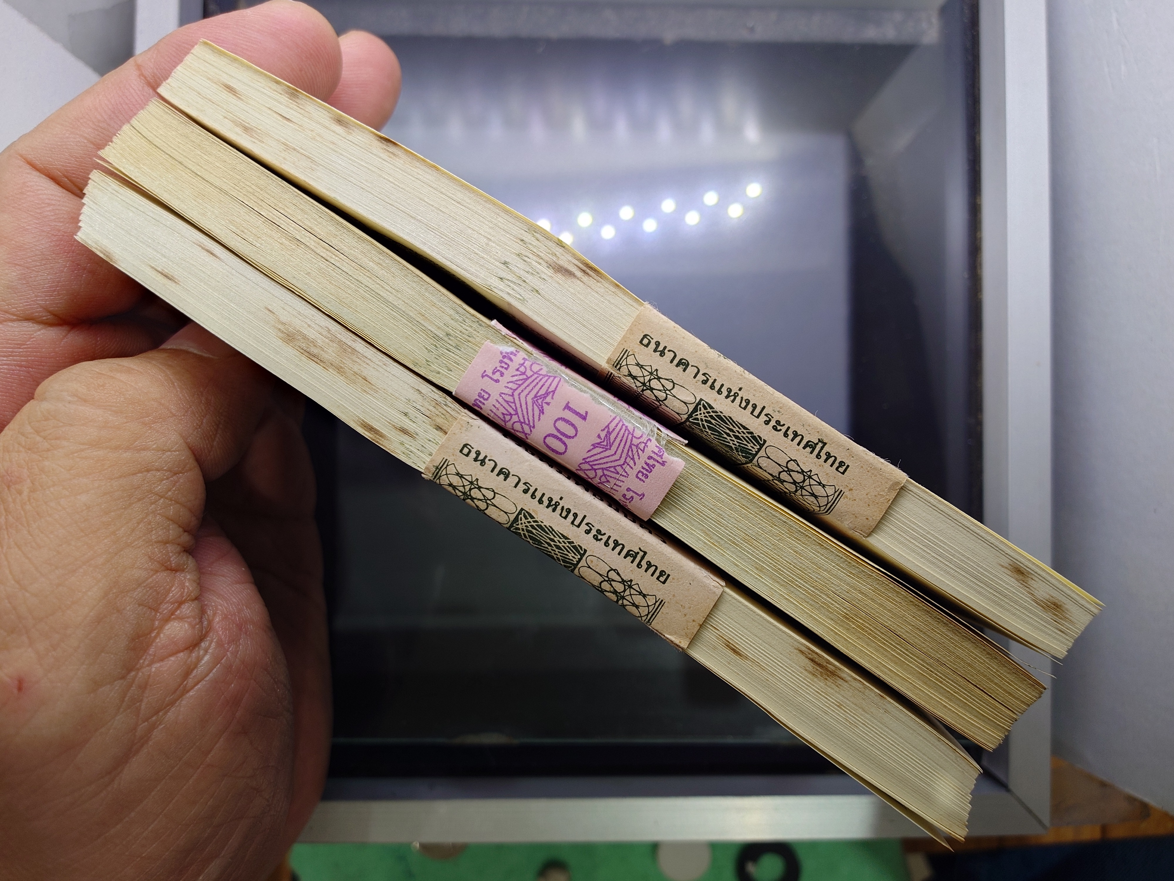 ธนบัตร 20 บาท แบบ 12 ยกแหนบ 100 ใบ เลขเรียง ไม่ผ่านใช้ ติดเหลือง