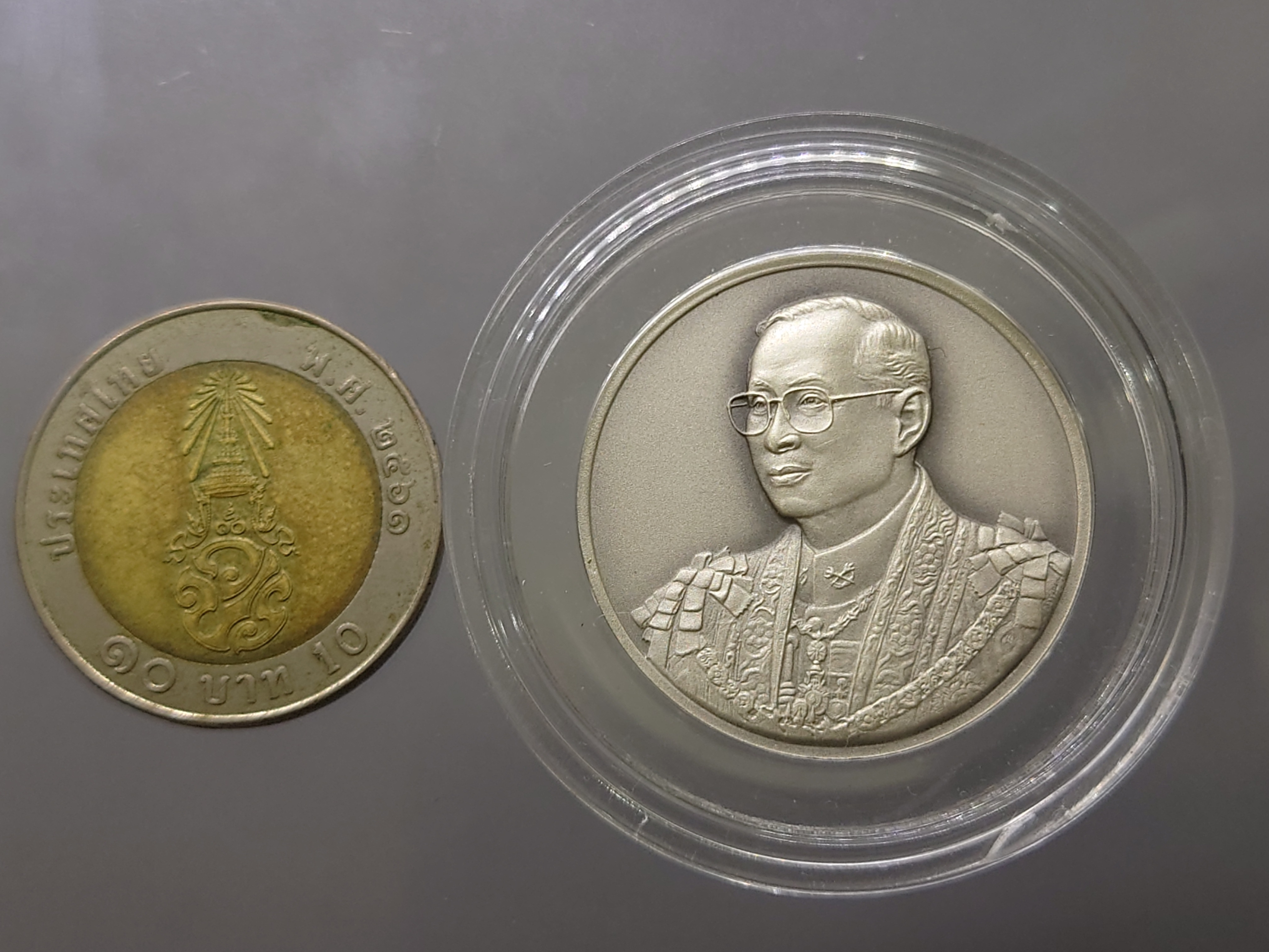 เหรียญที่ระลึกพระราชพิธีมหามงคลเฉลิมพระชนมพรรษา 7 รอบ เงินรมดำพ่นทรายพิเศษ ปี2554 อุปกรณ์ครบ