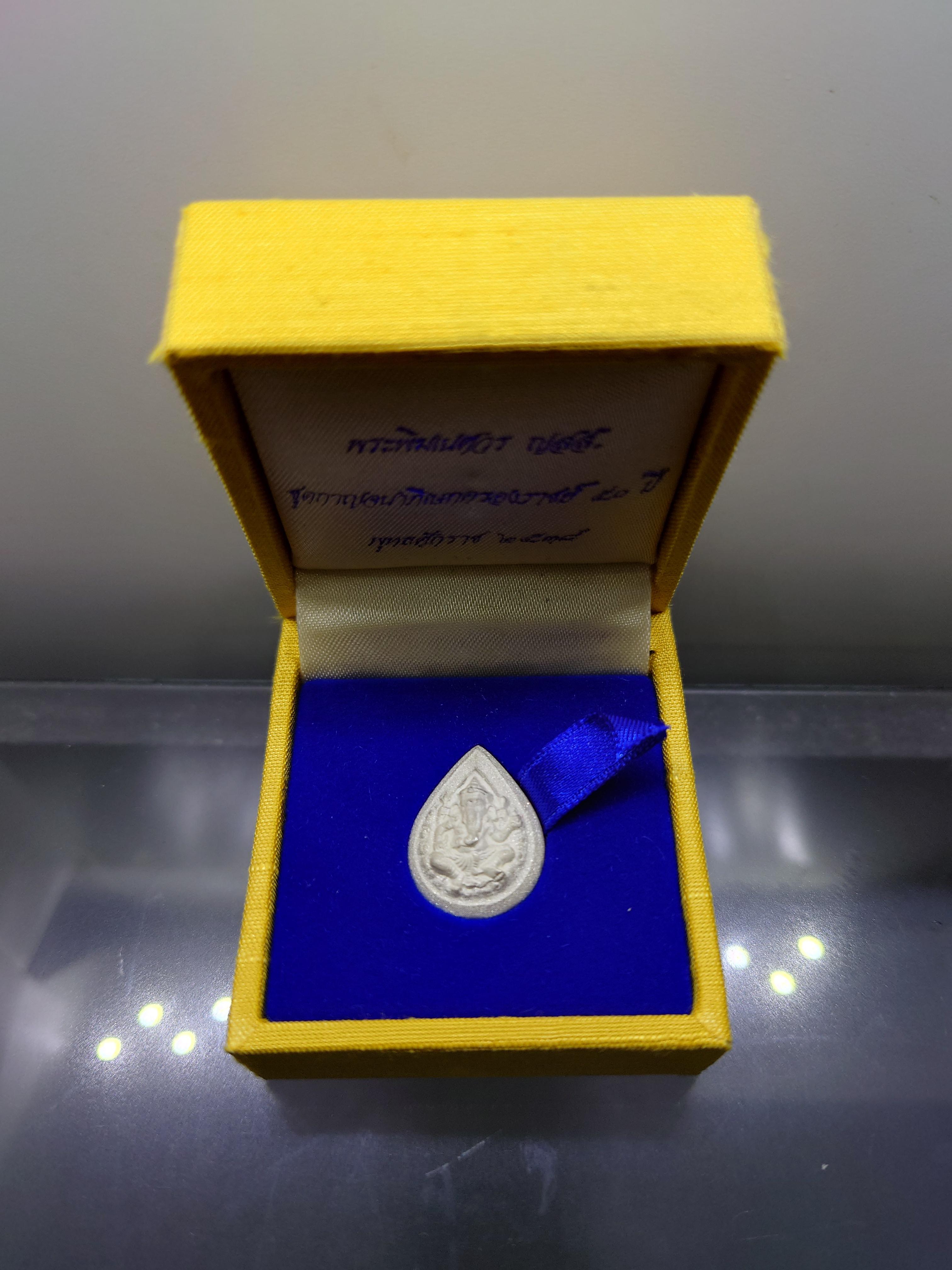 พระพิฆเนศวร ญสส กาญจนาภิเษกครองราช 50 ปี รัชกาลที่9 เนื้อเงิน พิมพ์เล็ก ขนาดสูง 2 เซน วัดบวรนิเวศวิหาร พ.ศ.2538 พร้อมกล่องเดิม