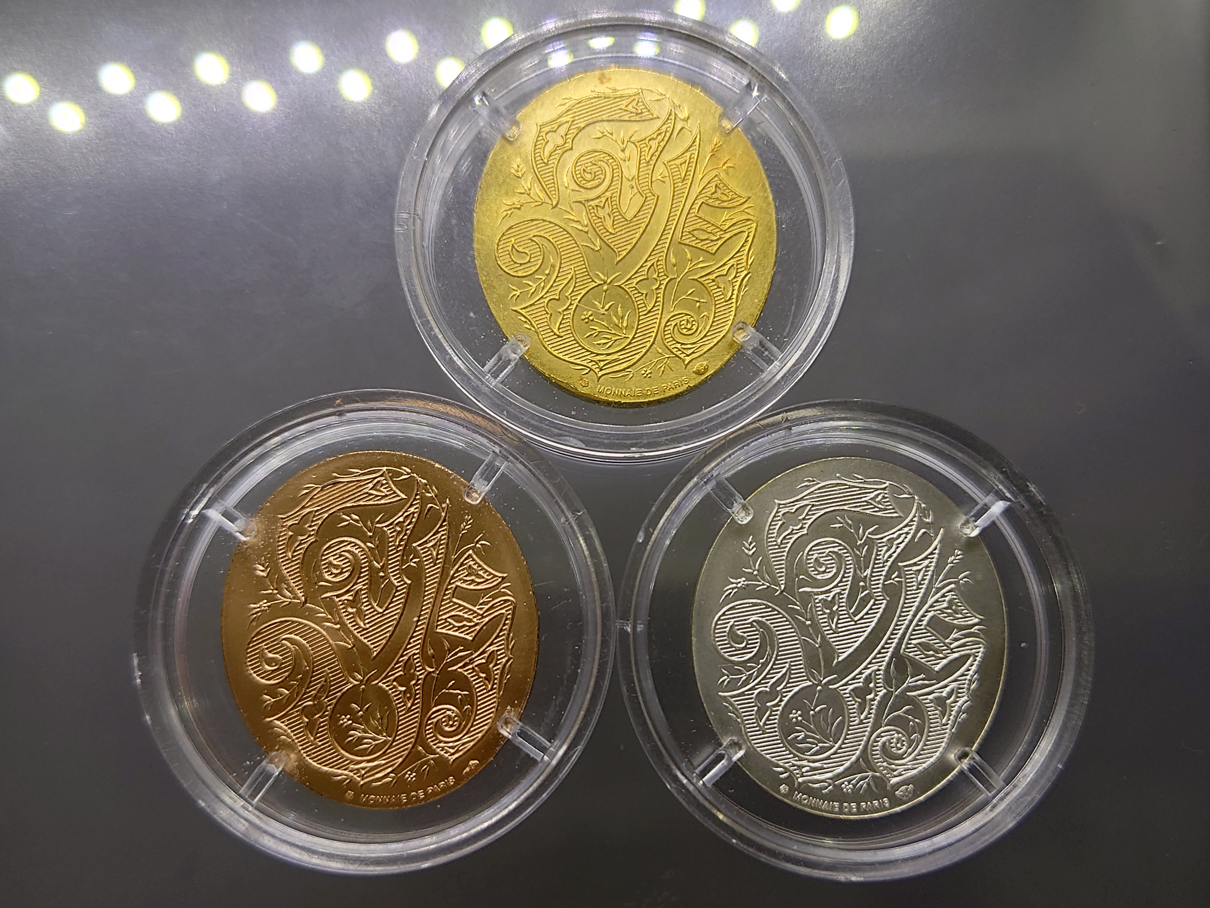 เหรียญรัชกาลที่5 หลัง จปร.(ชุด3เหรียญ เนื้อทองคำ 99.99% หนัก 30 กรัม เนื้อเงิน ทองแดง)บล็อกโมเน่ร์ เดอ ปารีส รุ่นกาญจนาภิเษก ปี2539 พร้อมกล่องเดิม