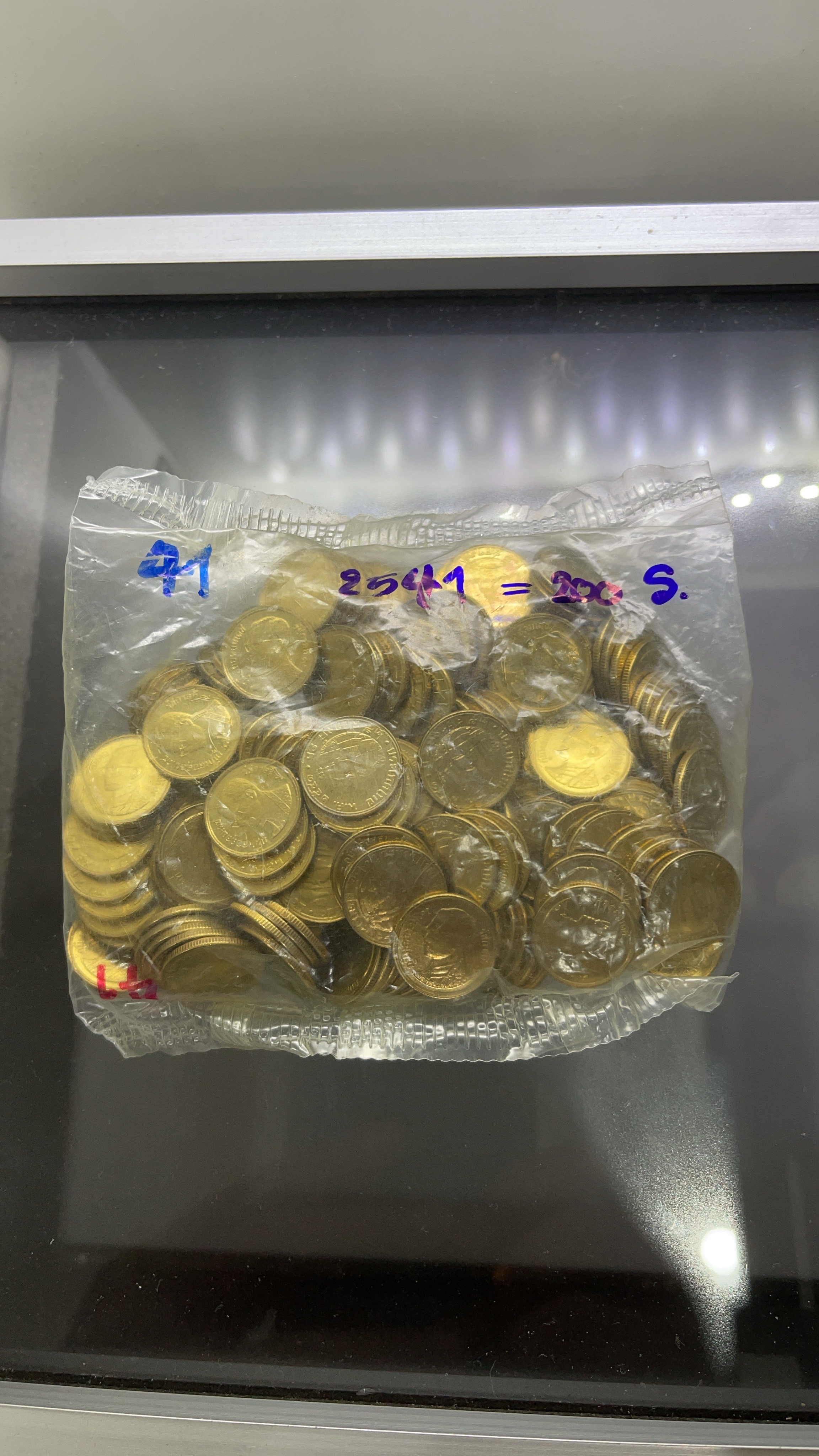 เหรียญแบ่งครึ่งถุง(200 เหรียญ)เหรียญกษาปณ์หมุนเวียน 25 สตางค์ 2541 สีทองเหลือง ไม่ผ่านใช้
