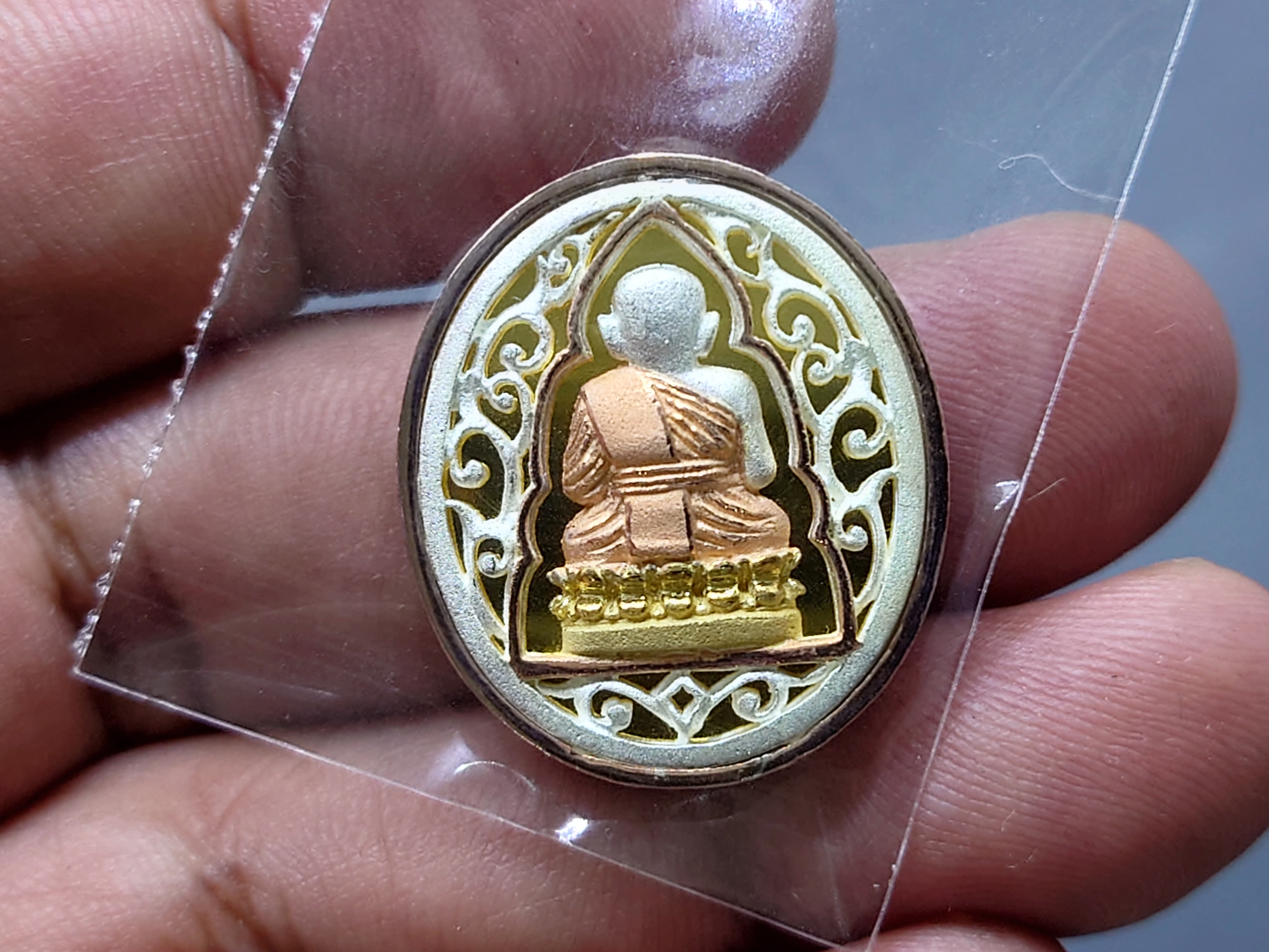 เหรียญหลวงปู่ทวด เนื้อเงิน 3 K รุ่นมงคลบารมี วัดประสาทบุญญาวาส พ.ศ.2545 พิมพ์วงรี รูปไข่ ขนาดสูง 2.5 ซ.ม. พร้อมกล่องเดิม