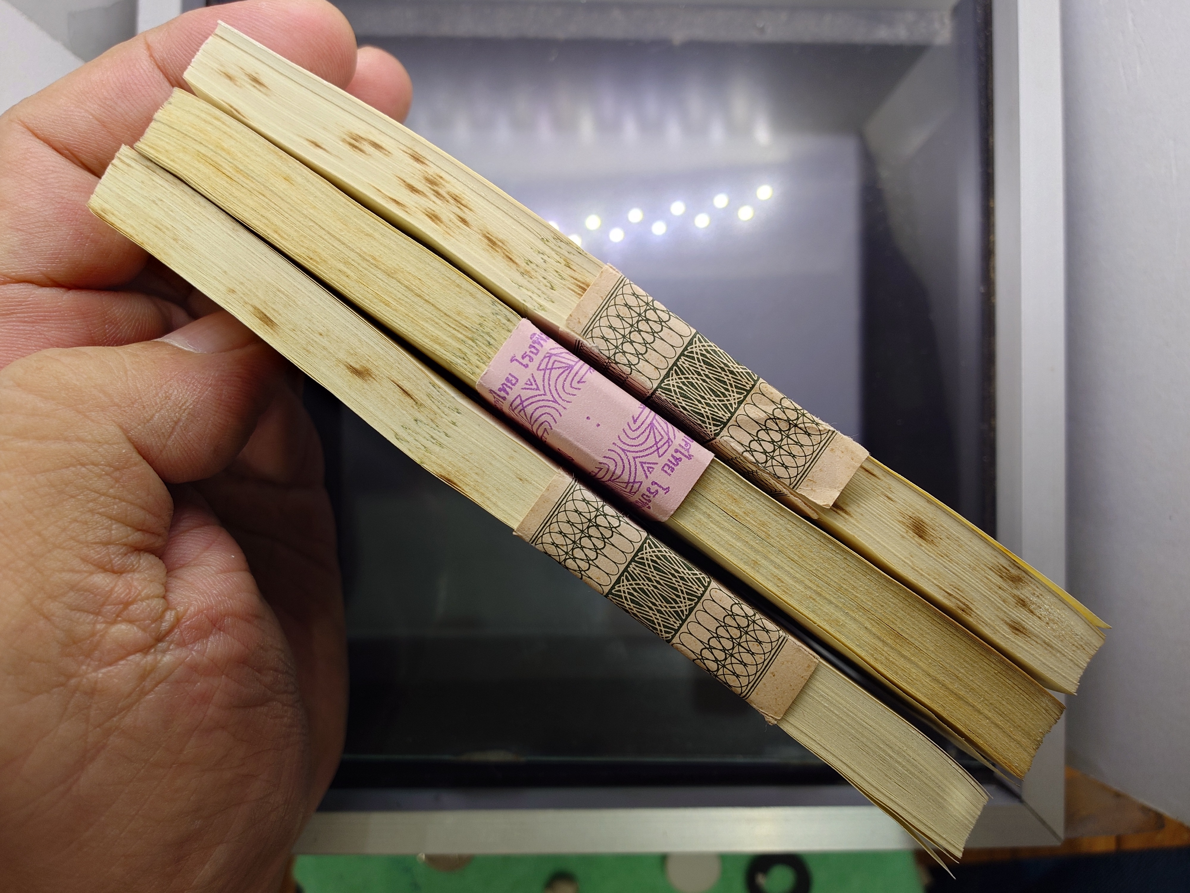 ธนบัตร 20 บาท แบบ 12 ยกแหนบ 100 ใบ เลขเรียง ไม่ผ่านใช้ ติดเหลือง