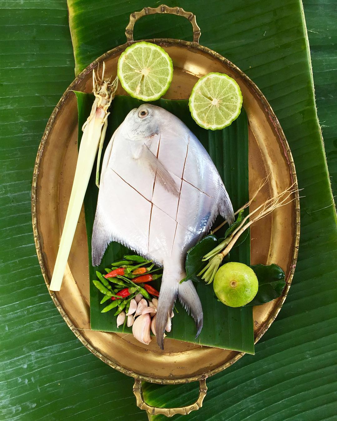 ถาดเปลทองเหลืองขอบฉลุลายไผ่มีหูจับ ขนาด 15 นิ้ว