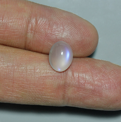 มูนสโตนหรือมุกดาหารเหลือบฟ้า (Blue sheen Moonstone) 2.66 กะรัต เหลือบฟ้าชัด รูปไข่